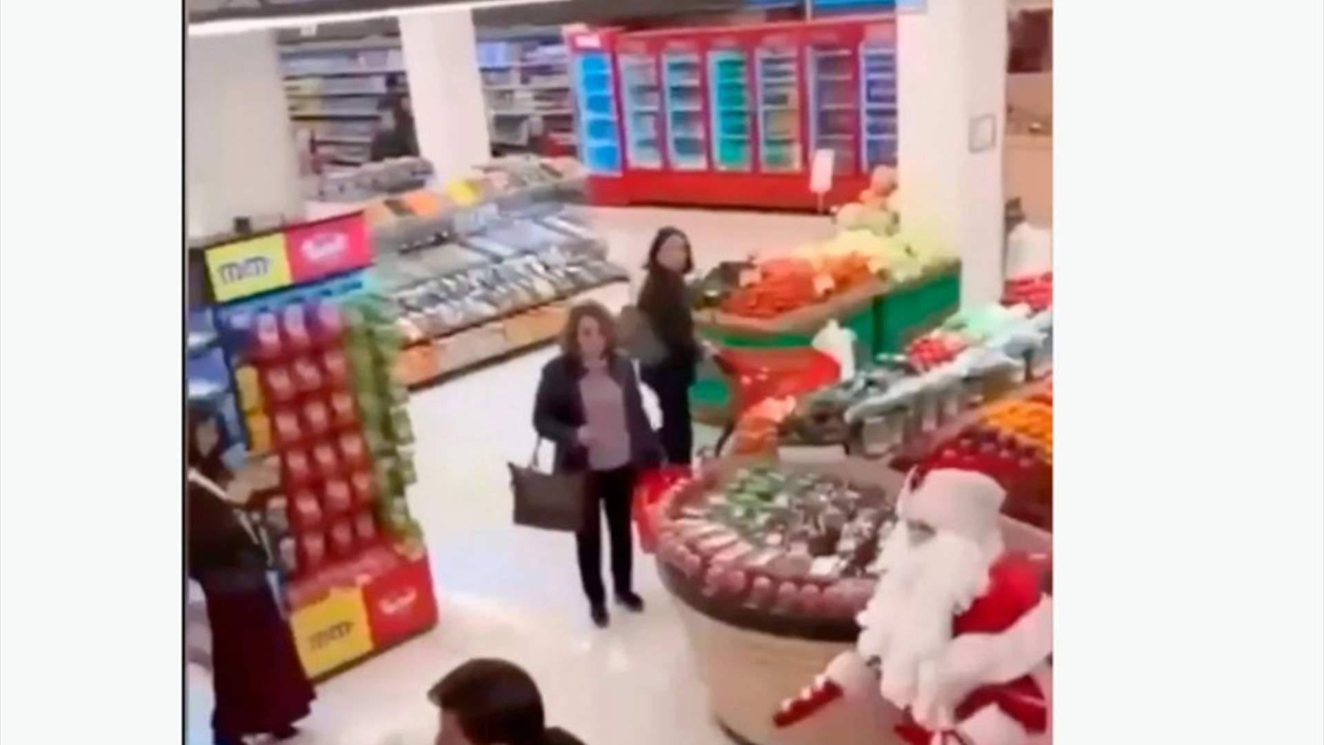 شجار بين بابا نويلين داخل سوبرماركت... تطايرت الفاكهة وشجرة عيد الميلاد وهذه التفاصيل (فيديو)