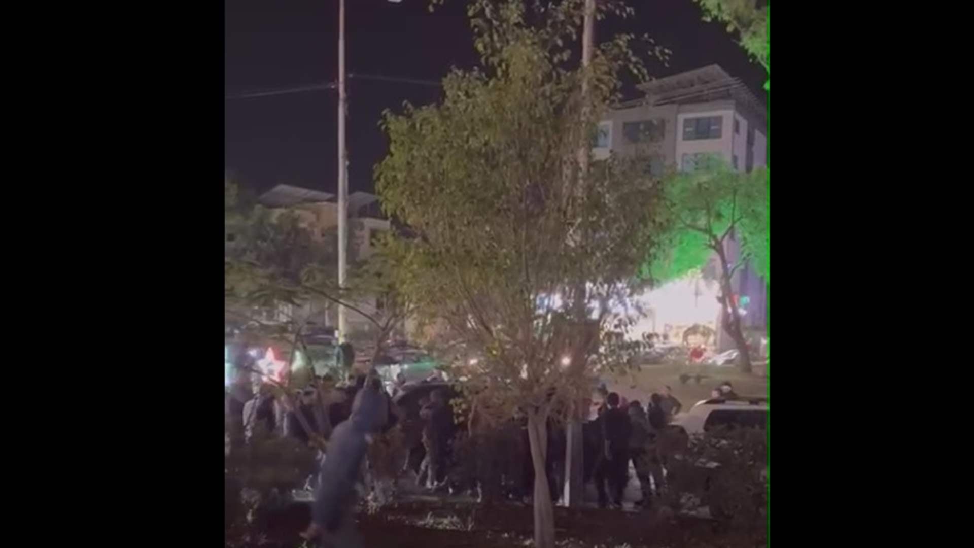 إشكال عند دوار القناية على خلفية مسيرة سيارات والجيش يتدخل لفضّ الاشتباك (فيديو)