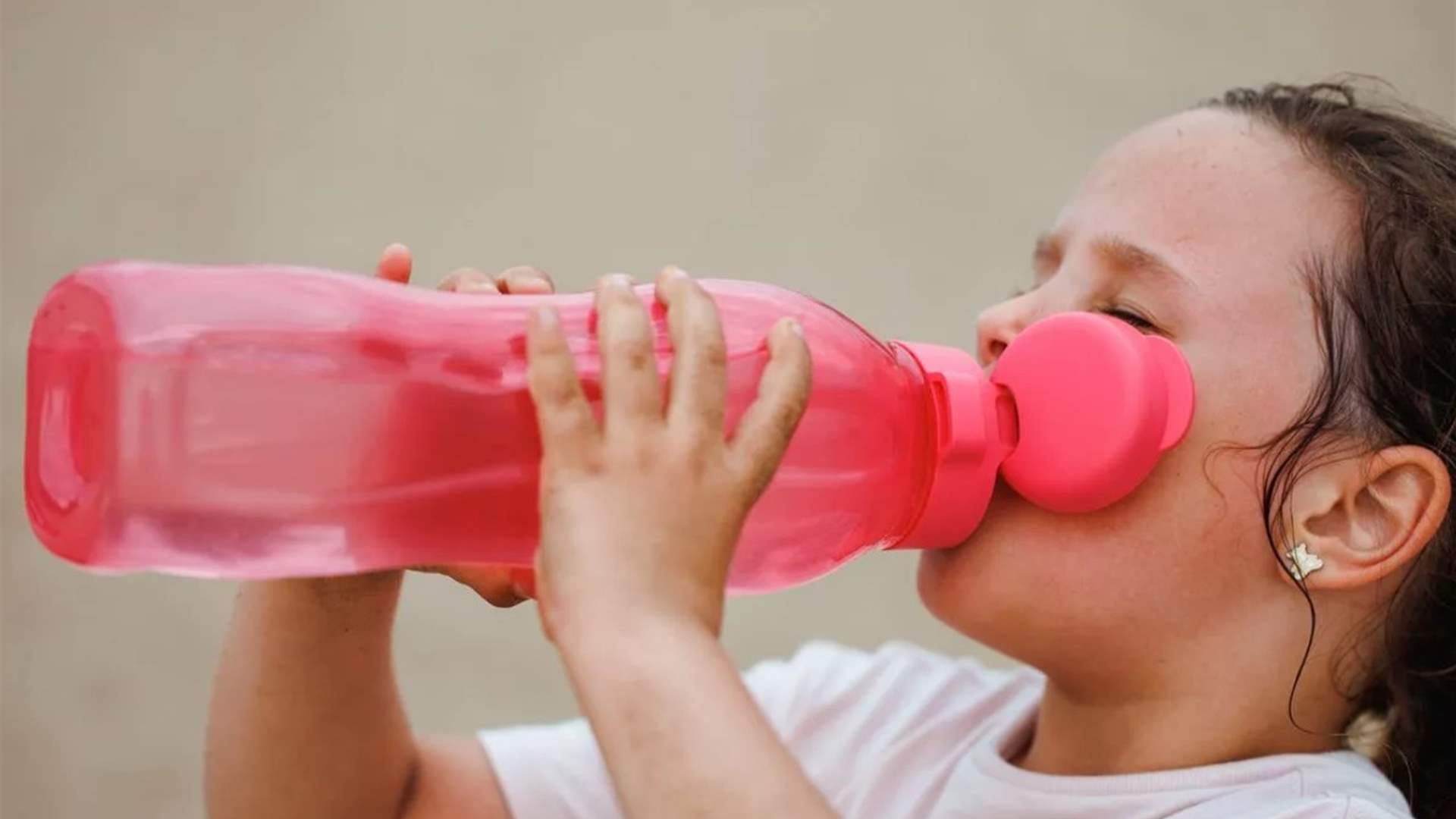 تحذير للأهل… خطر خفي يختبئ داخل زجاجات مياه أطفالكم (فيديو)