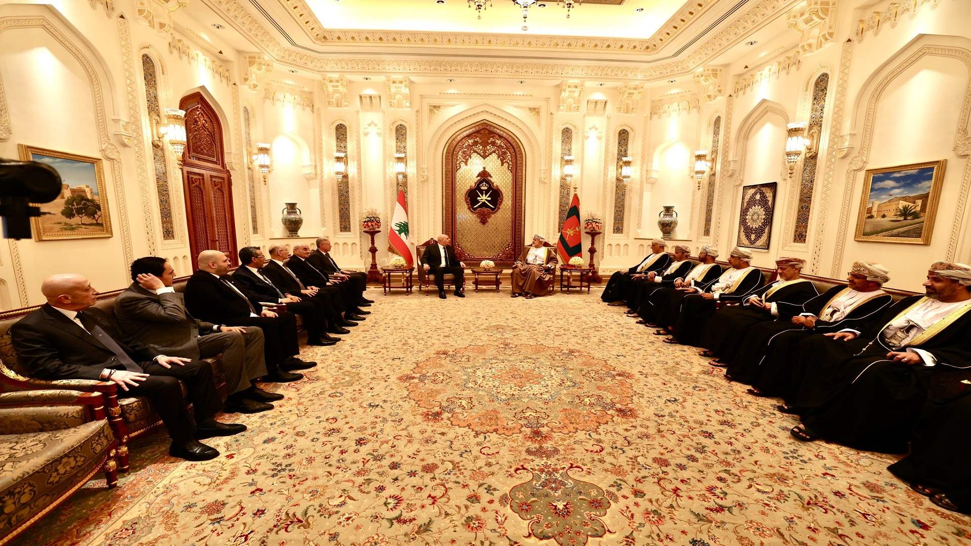 انعقاد الجولة الثانية من المحادثات بين رئيس الجمهورية العماد جوزاف عون والسلطان هيثم بن طارق في قصر العلم بحضور أعضاء الوفدين اللبناني والعُماني