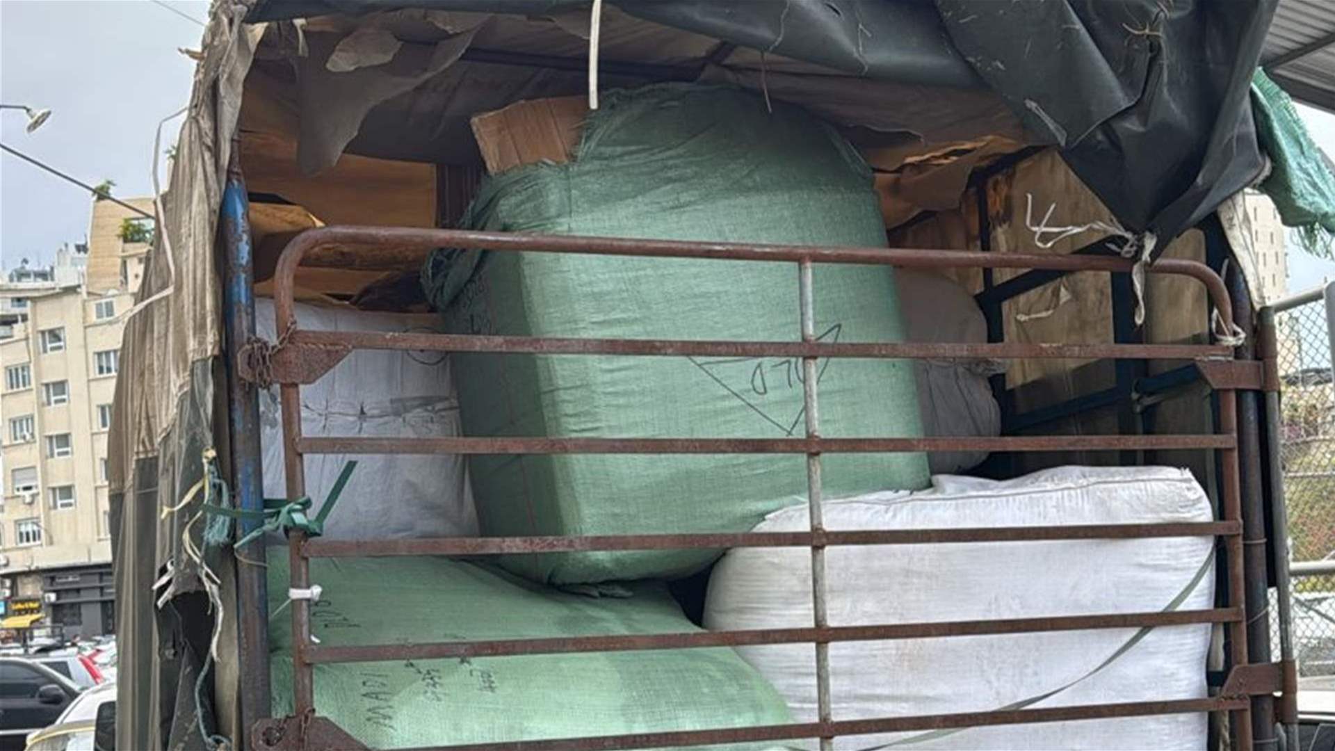 ضبط كميات من الاحذية والالبسة المهربة...