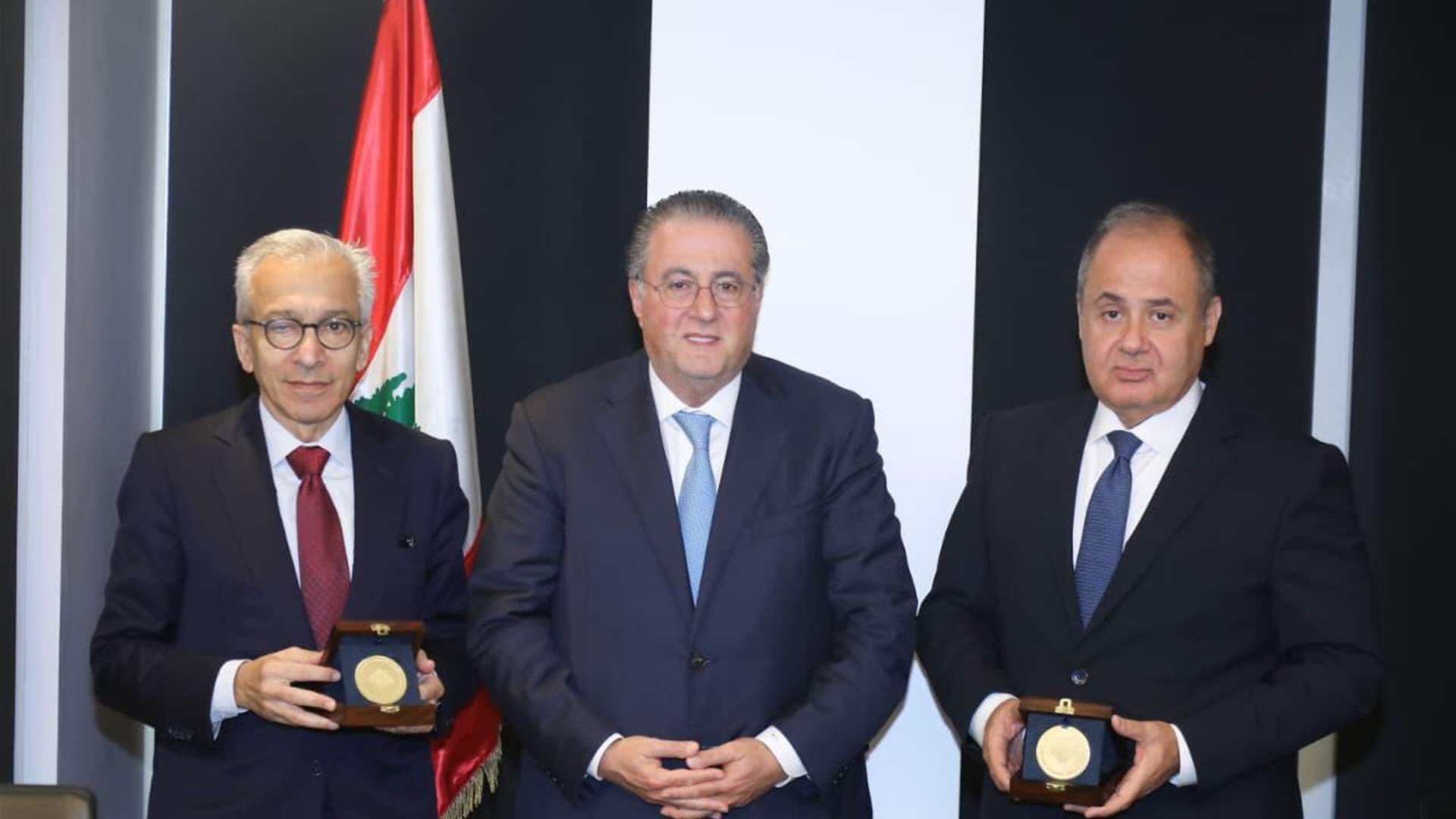 الهيئات الإقتصادية تكرم البساط وعربيد تقديراً لجهودهما في إنجاح  مؤتمر بيروت 1  شقير: نجحا في إنتاج هذا &quot;البراند&quot; الوطني 