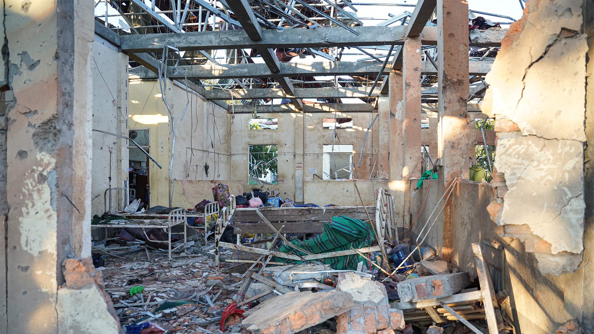 مقتل 30 شخصا على الأقل في غارة للجيش استهدفت مستشفى في بورما 