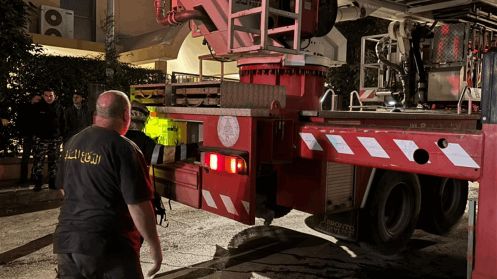 إخماد حريقين داخل منشرة في السمقانية ومرآب مبنى سكني في بدارو