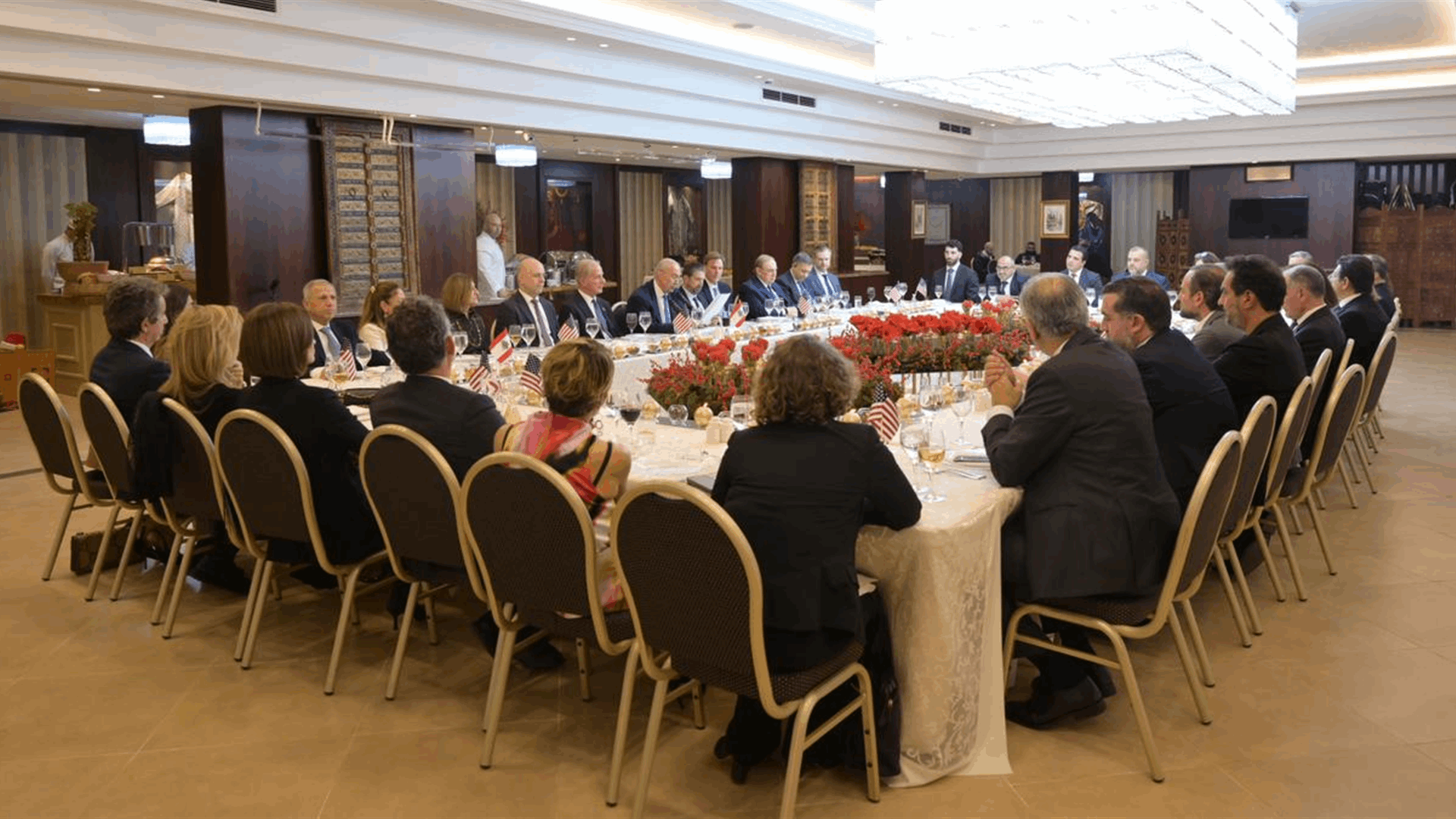 مخزومي في عشاء على شرف السفير الاميركي ومجموعة &quot; ATFL&quot;: السلام يبدأ باحتكار الدولة للسلاح 