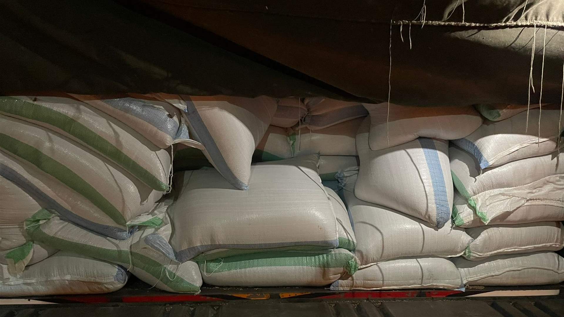 جمارك الشمال تضبط كمية كبيرة من الدخان والمواد الغذائية المهربة