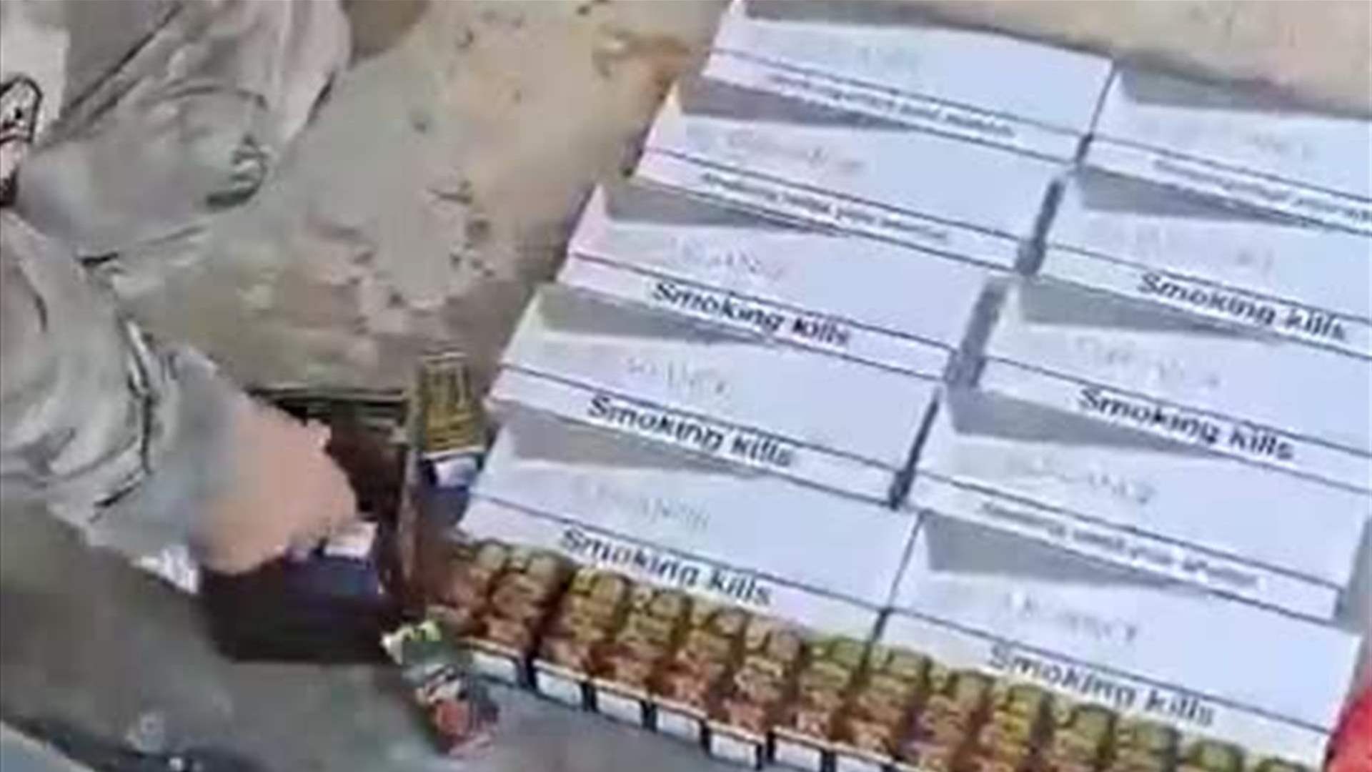 ضابطة صيدا الجمركية تضبط ألبسة ذات ماركات عالمية مقلدة ودخان ومعسل مهرب (فيديوهات)