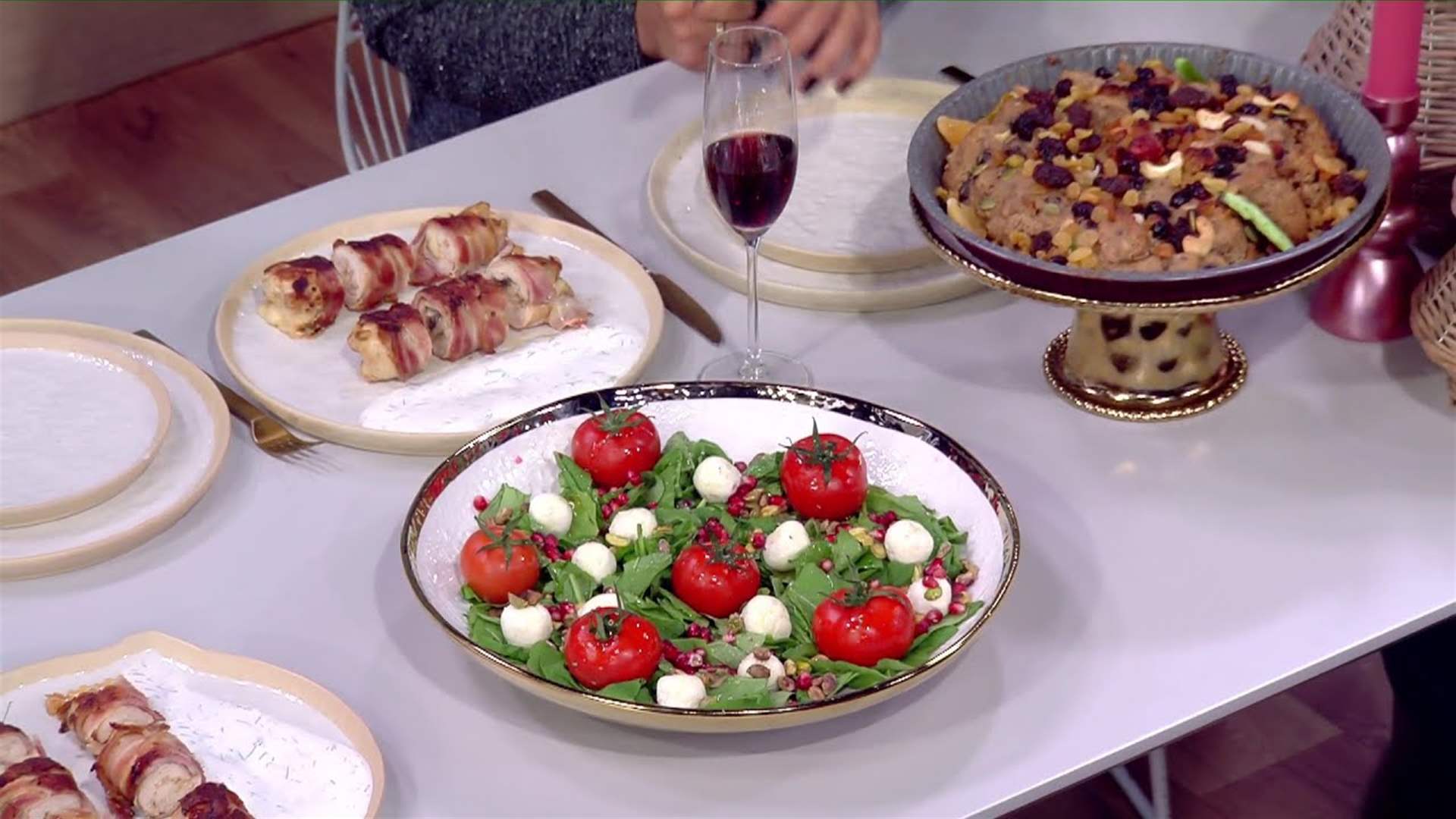  إليكم طريقة تحضير لفائف الدجاج مع لحم الخنزير المقدد وحلوى عيد الميلاد مع الشيف فادي زغيب (فيديو)