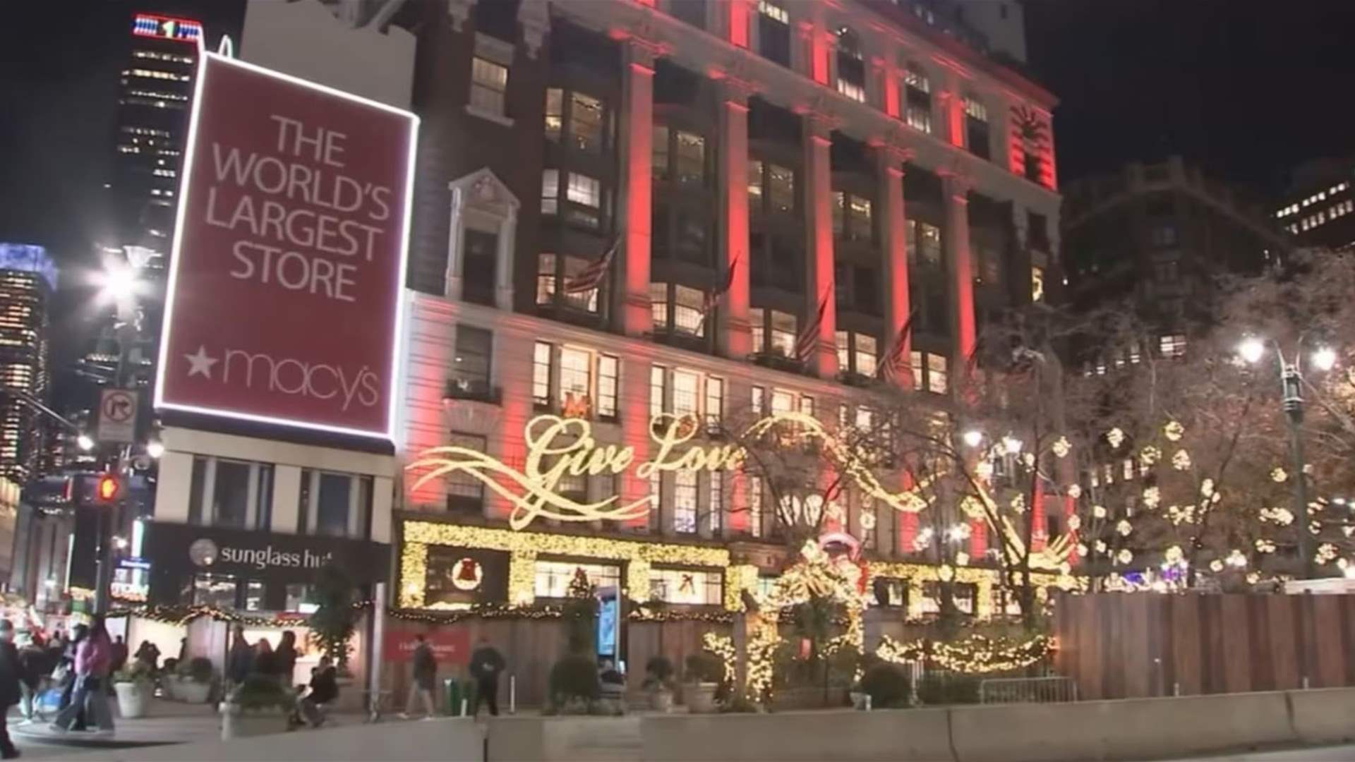 امرأة تواجه مصيراً مأساوياً داخل متجر شهير في نيويورك: دخلت لتغيير حفاضة ابنتها والنتيجة كارثية!