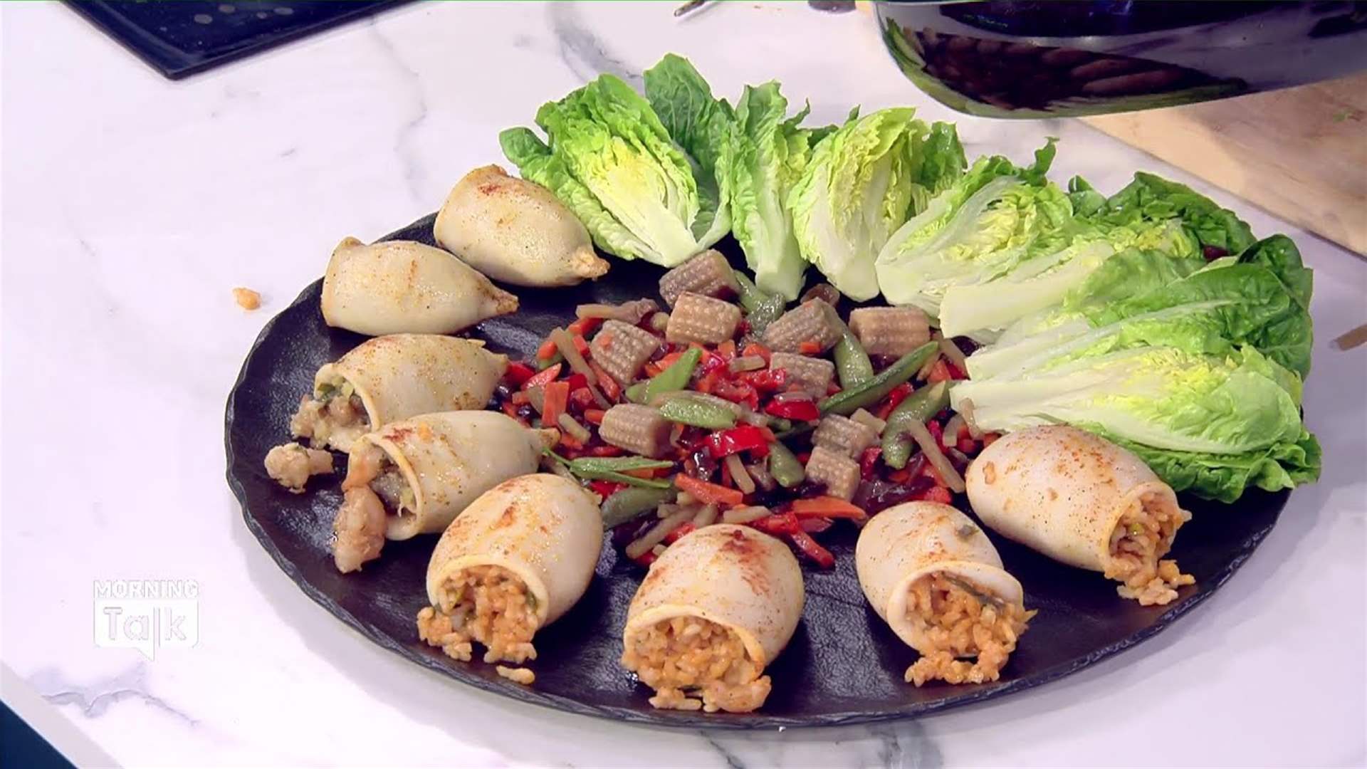 الكلمار المحشو بالقريدس والخضار... وصفة شهية على طريقة الشيف فادي زغيب (فيديو)