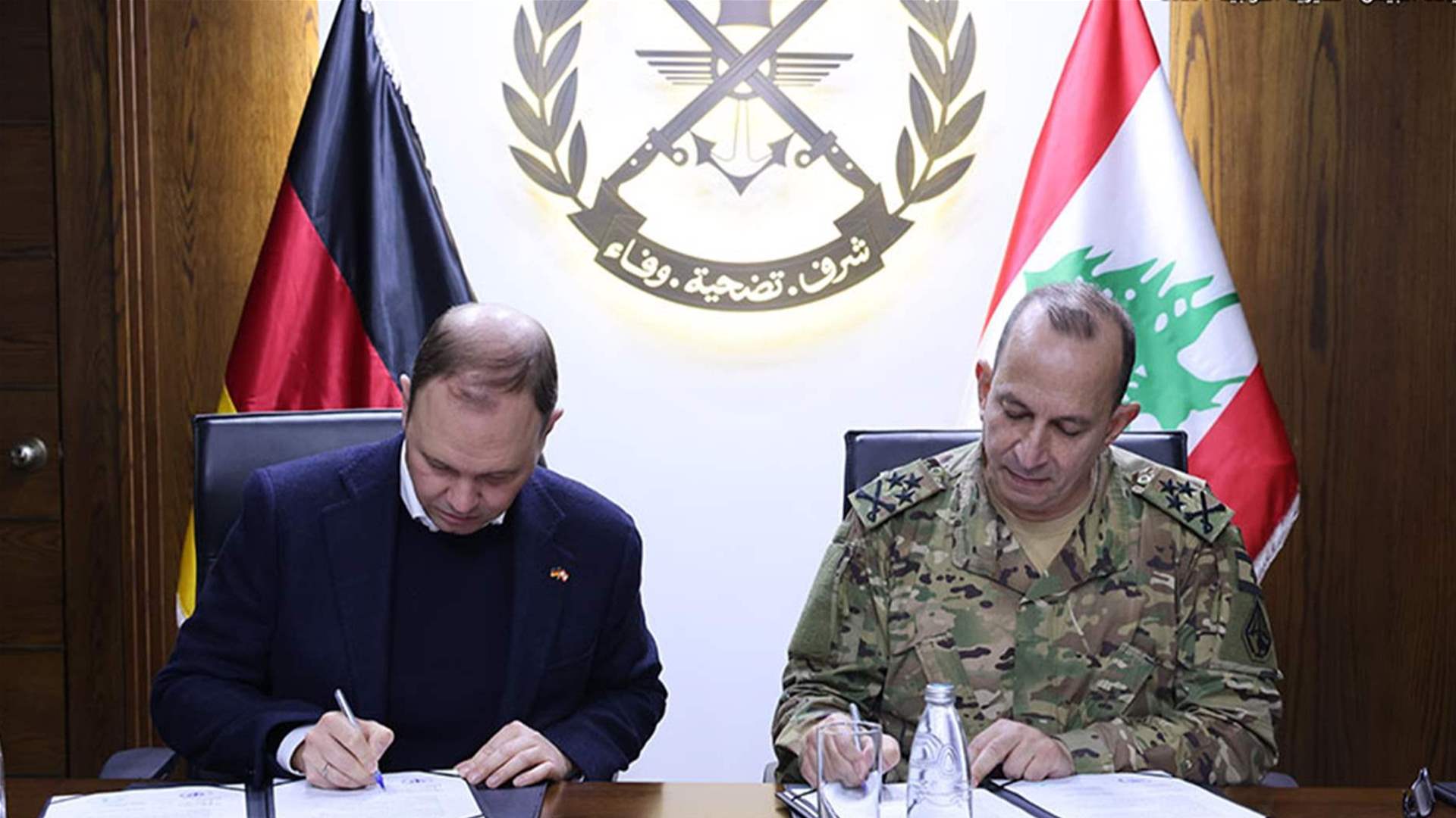 العماد رودولف هيكل يستقبل وزير الدولة في وزارة الدفاع الألمانية ويوقّع معه اتفاقيتين لدعم الجيش