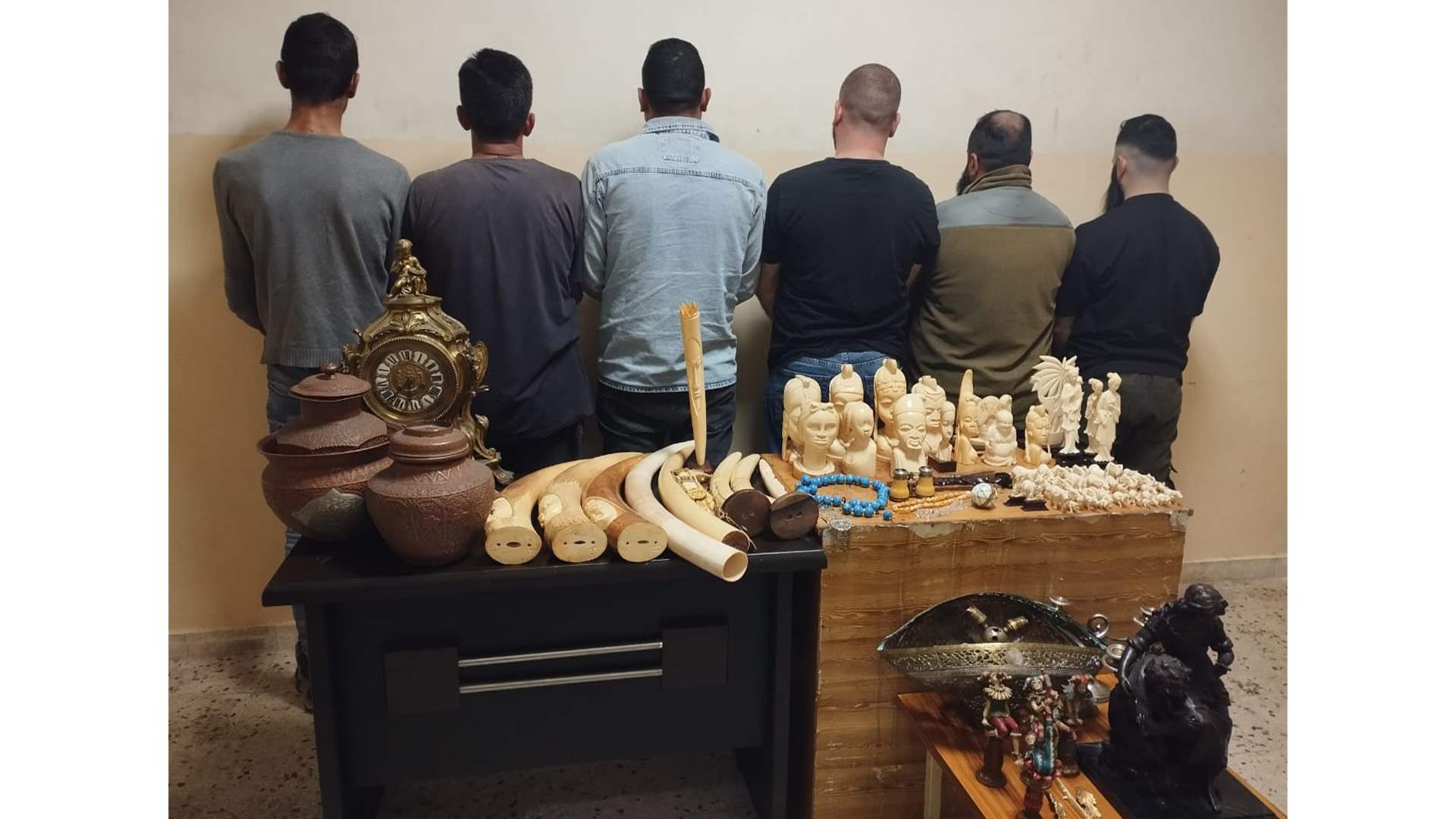 دخلوا منزلًا في طرابلس وسرقوا تحفا واثارا... وشعبة المعلومات توقفهم وآخرين