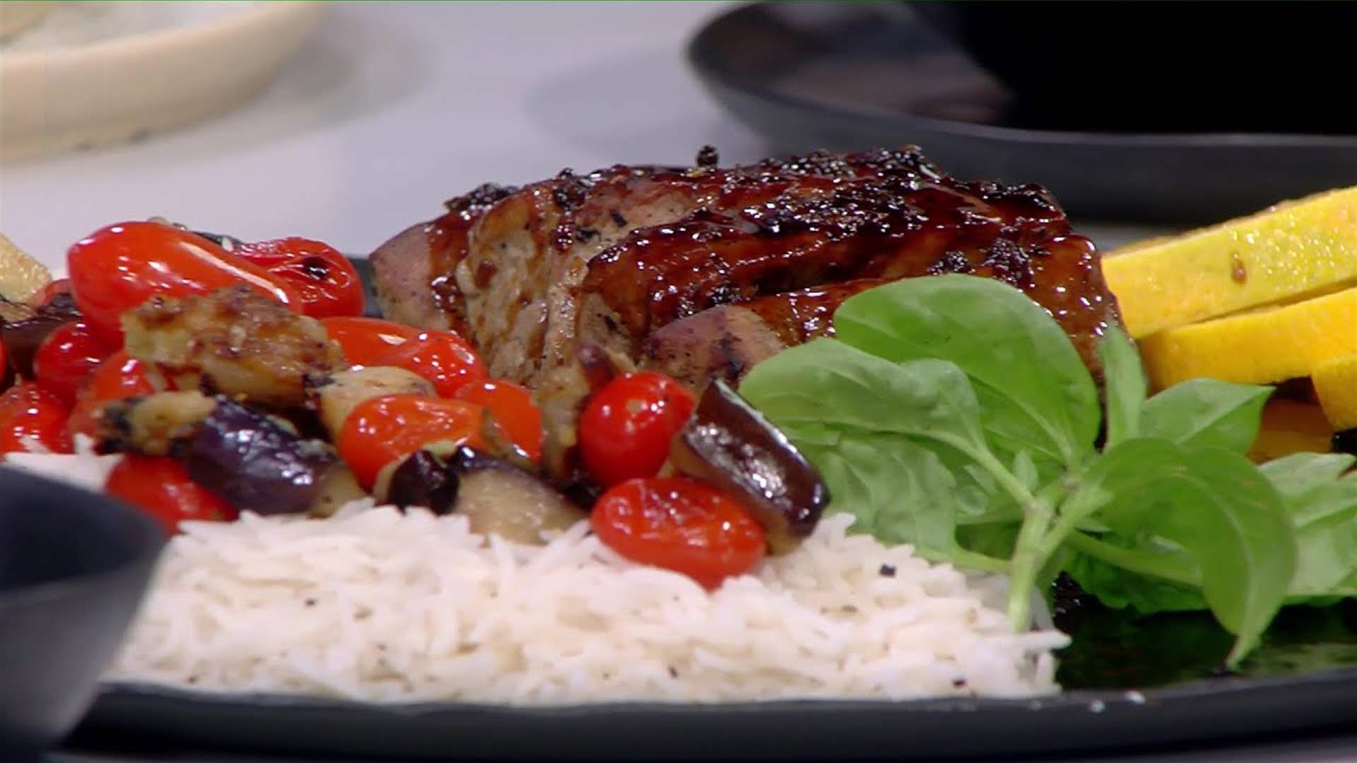  شوربة اليقطين واللحمة بصلصة البرتقال... مائدة شهية على طريقة الشيف فادي زغيب (فيديو)