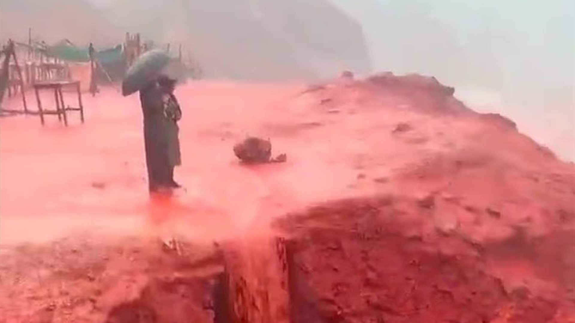 ظاهرة طبيعية تثير الذهول: مياه حمراء تغمر سواحل جزيرة هرمز (فيديو)