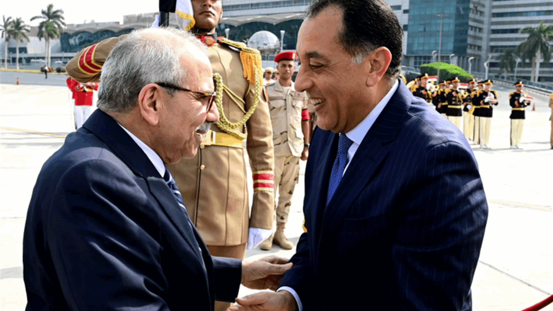 سلام استقبل نظيره المصري في المطار واجتماع ثنائي غدا في السرايا