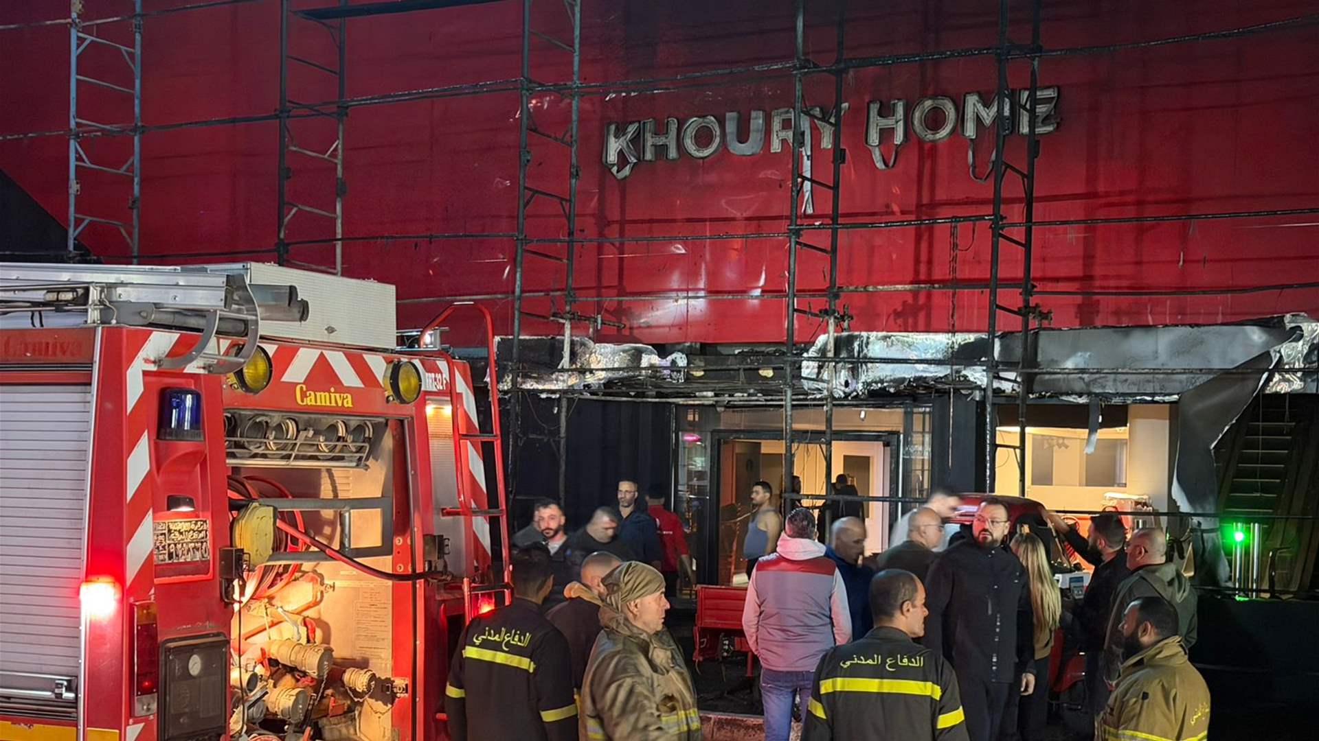 إخماد حريق الواجهة الأمامية لمحلات Khoury Home الدورة 