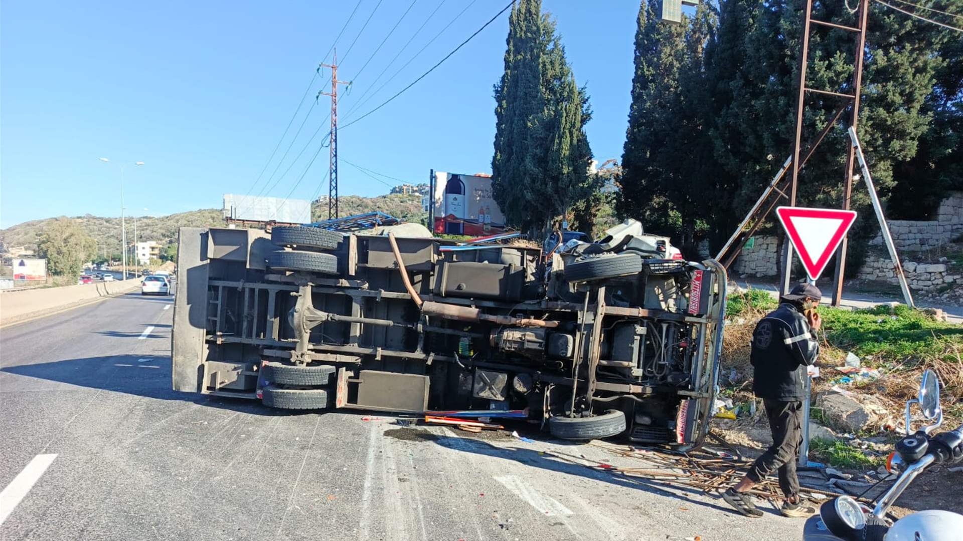 التحكم المروري: إنقلاب بيك أب على أوتوستراد عمشيت - المسلك الشرقي - مفرق حصرايل والأضرار مادية ودراج من مفرزة سير جونية يعمل على المعالجة