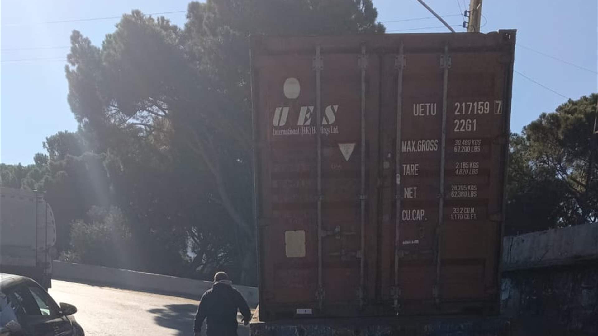 التحكم المروري: تعطل شاحنة على الطريق الدولية محلة كواع عاريا صعودًا ودراج من مفرزة سير بعبدا يعمل على المعالجة