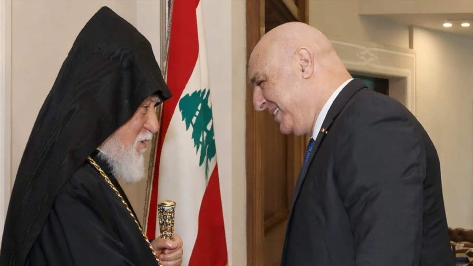 عون يبحث مع كيشيشيان أحوال الطائفة الأرمنية ويستقبل بيرقداريان يرافقها رئيس المركز الدولي للأمن الرياضي في قطر