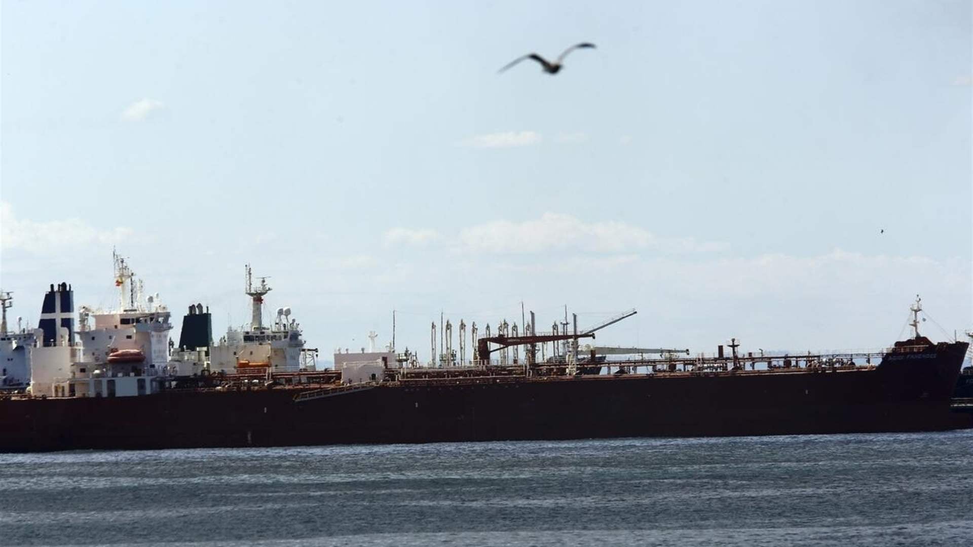 احتجاز ناقلة نفط فنزويلية والحكومة تندد