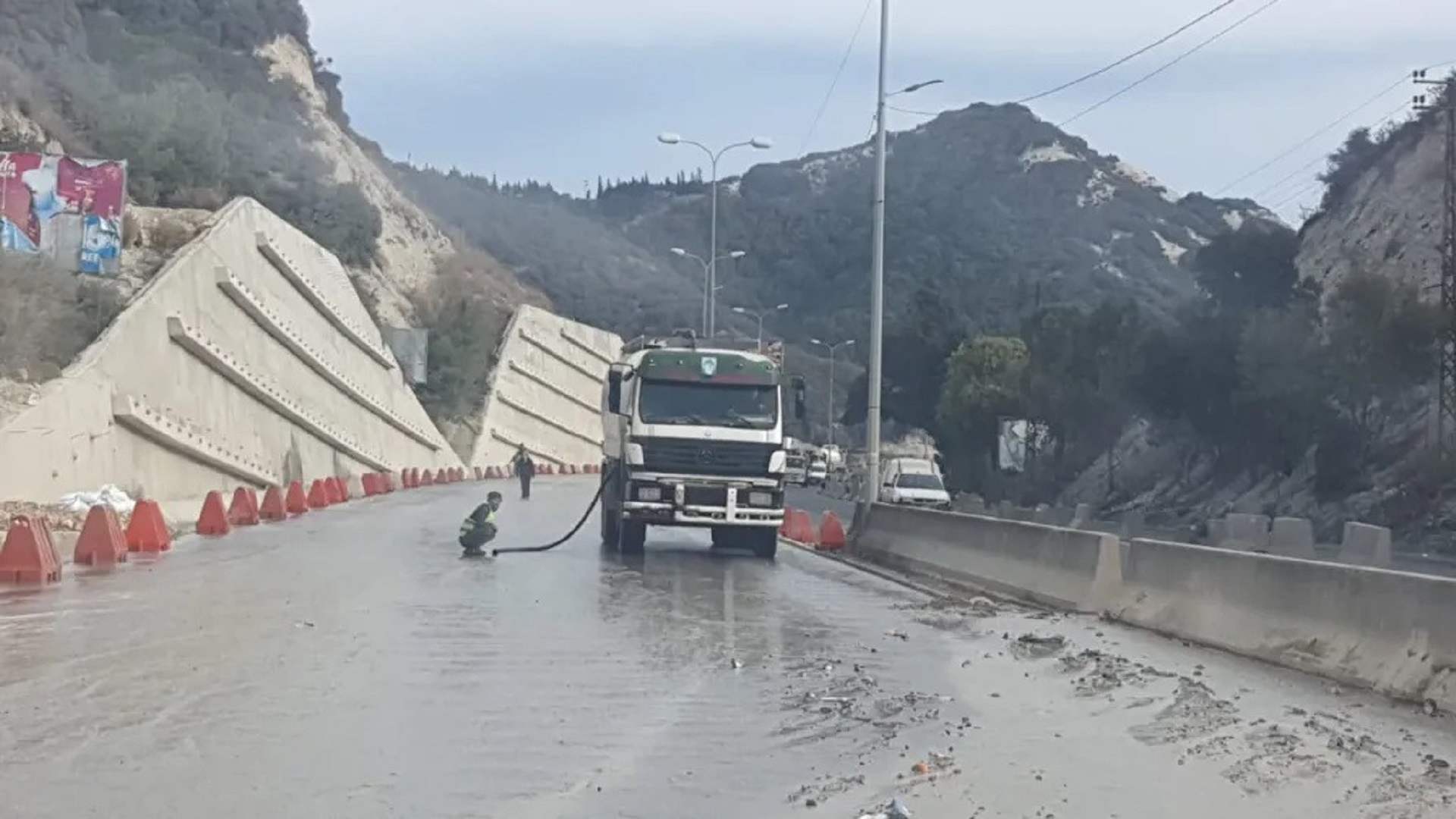 الهيئة العليا للإغاثة: انتهاء أعمال معالجة انزلاق التربة المحاذي لأوتوستراد شكا–حامات وإعادة فتح المسلك الغربي 