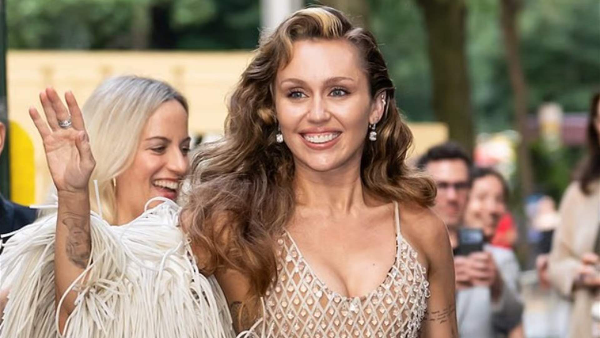 "أنا والدة مايلي سايرس الحقيقية"... سيدة تفجّر ادعاءً صادماً وتطالب بفحص DNA