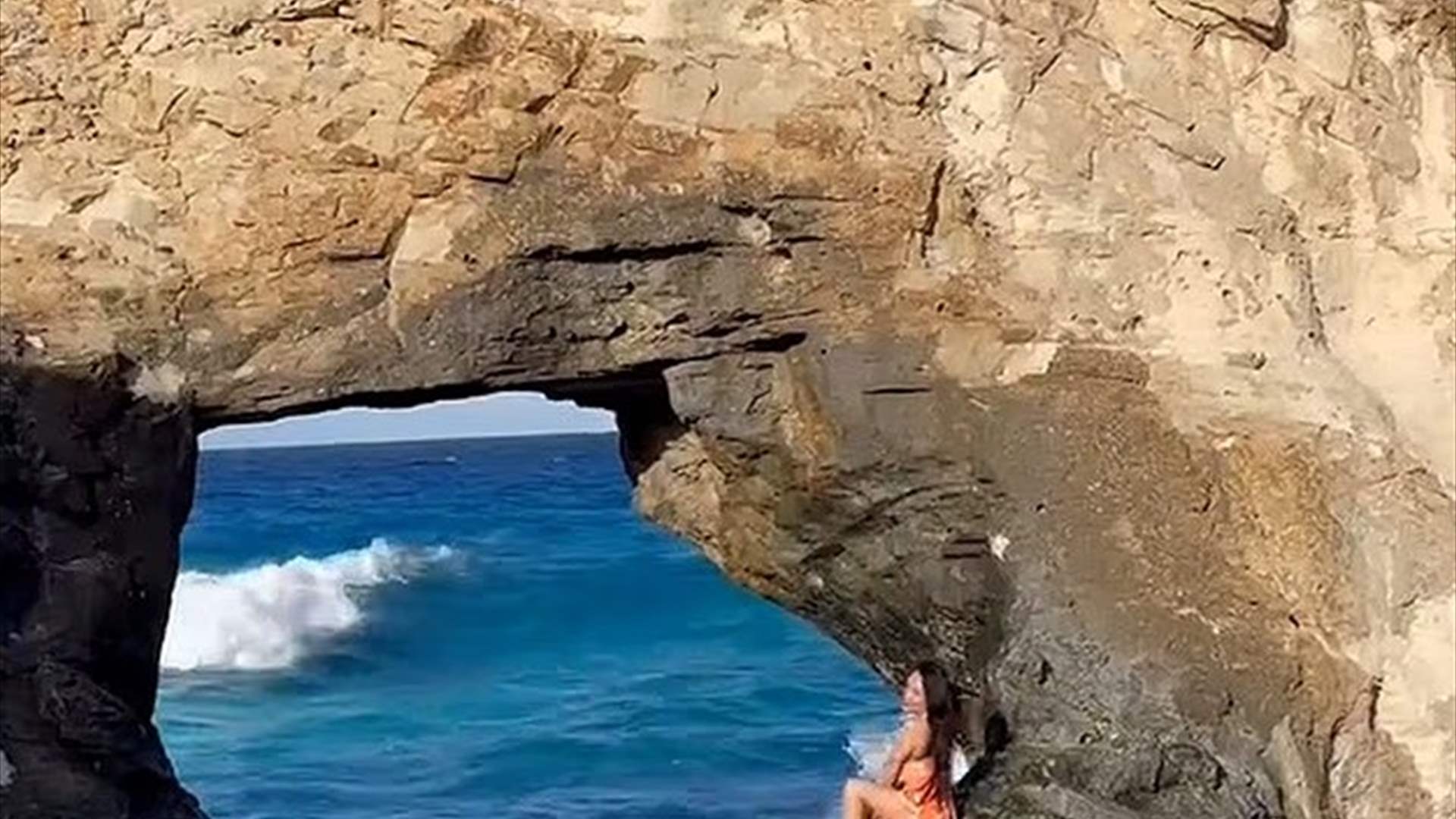 صورة تحوّلت إلى كابوس… موجة تجرف سائحة أمام الكاميرا في مصر وهذا مصيرها (فيديو)