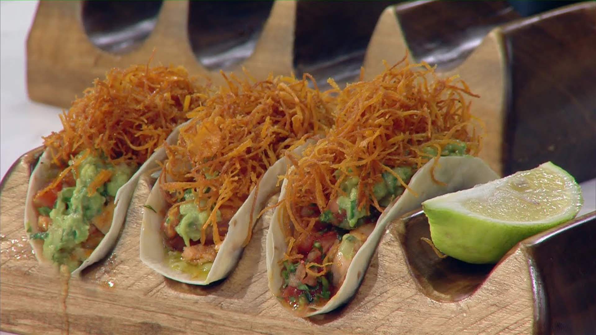 التاكوس بالسلمون... وصفة شهية على طريقة الشيف حنا طويل (فيديو)