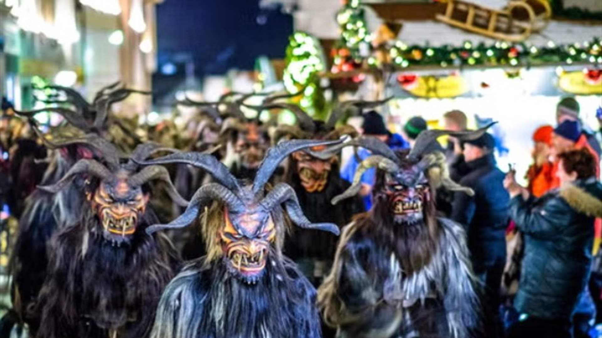 من رمي الأحذية للتنبؤ بالزواج إلى العشاء من جلد الحوت… أغرب تقاليد عيد الميلاد حول العالم