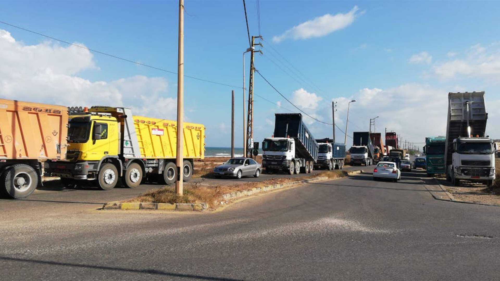 قرار للحجار بمنع سير الشاحنات على الأراضي كافة خلال فترة اعياد الميلاد ورأس السنة