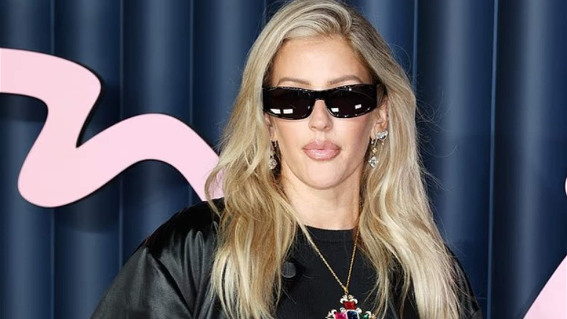 "هل أبدو حاملاً؟"… إيلي غولدينغ توثّق لحظة طريفة مع حبيبها وتستعرض حملها (فيديو)