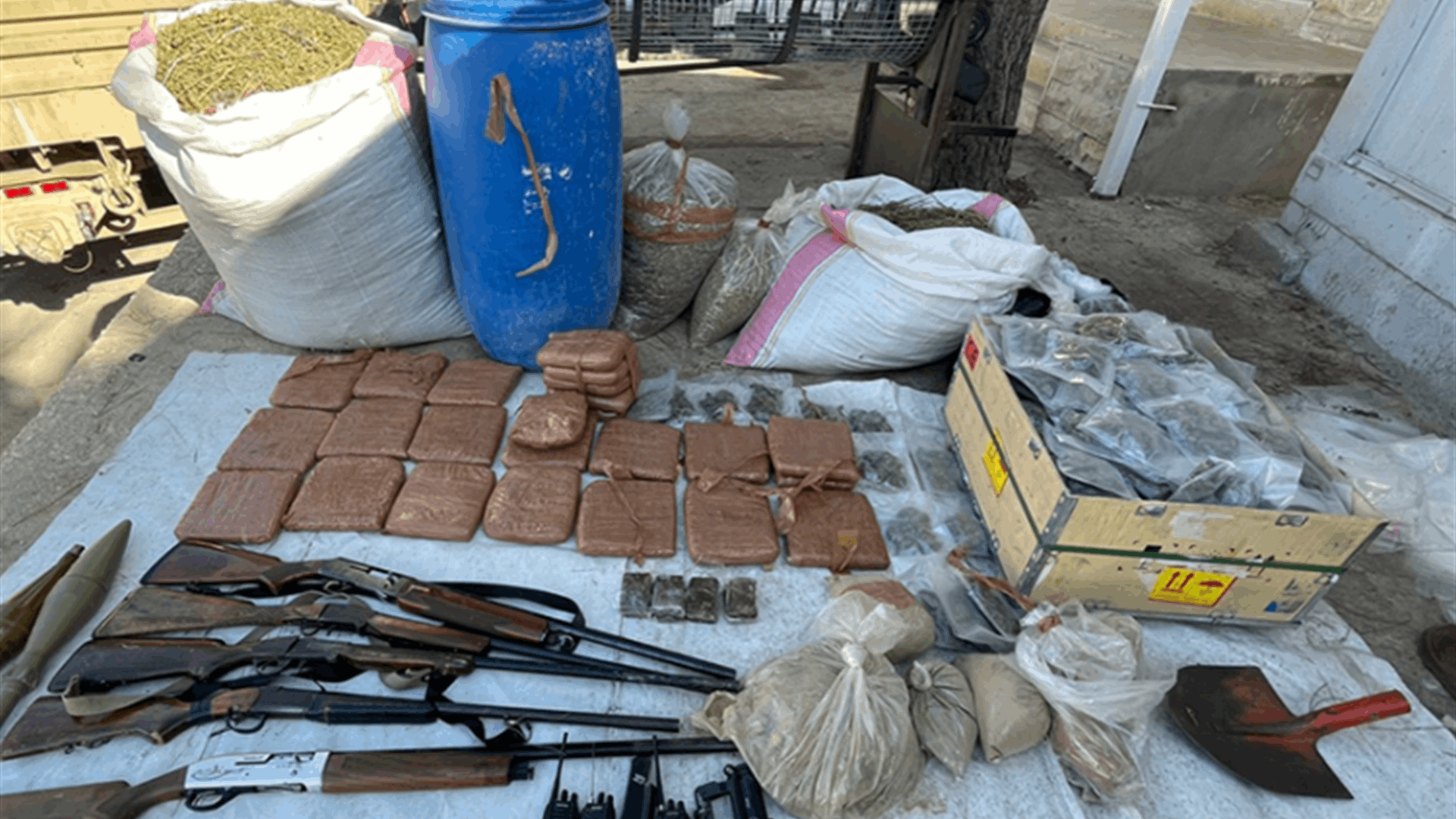 الجيش: ضبط معمل لتصنيع المخدرات بالإضافة إلى أعتدة عسكرية