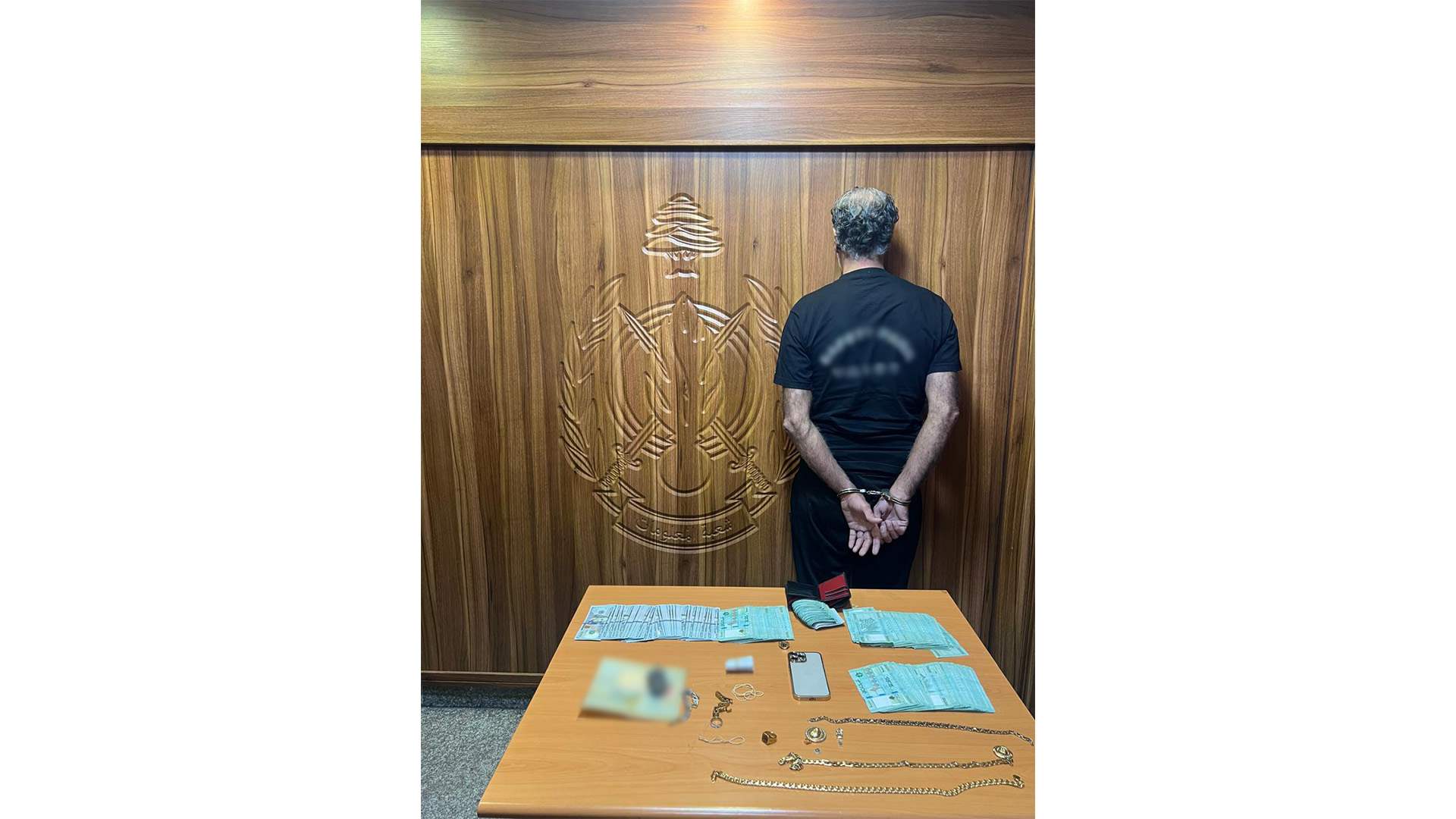 نفّذ أكثر من 20 عملية سرقة من داخل السيارات... وشعبة المعلومات توقفه