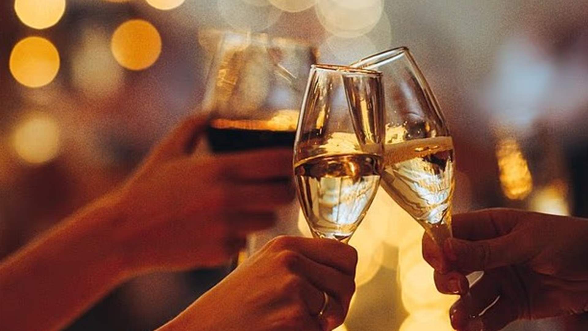 بين نخب الأعياد وقرع الكؤوس… دراسة تكشف ارتباطاً مفاجئاً بين الكحول والخرف