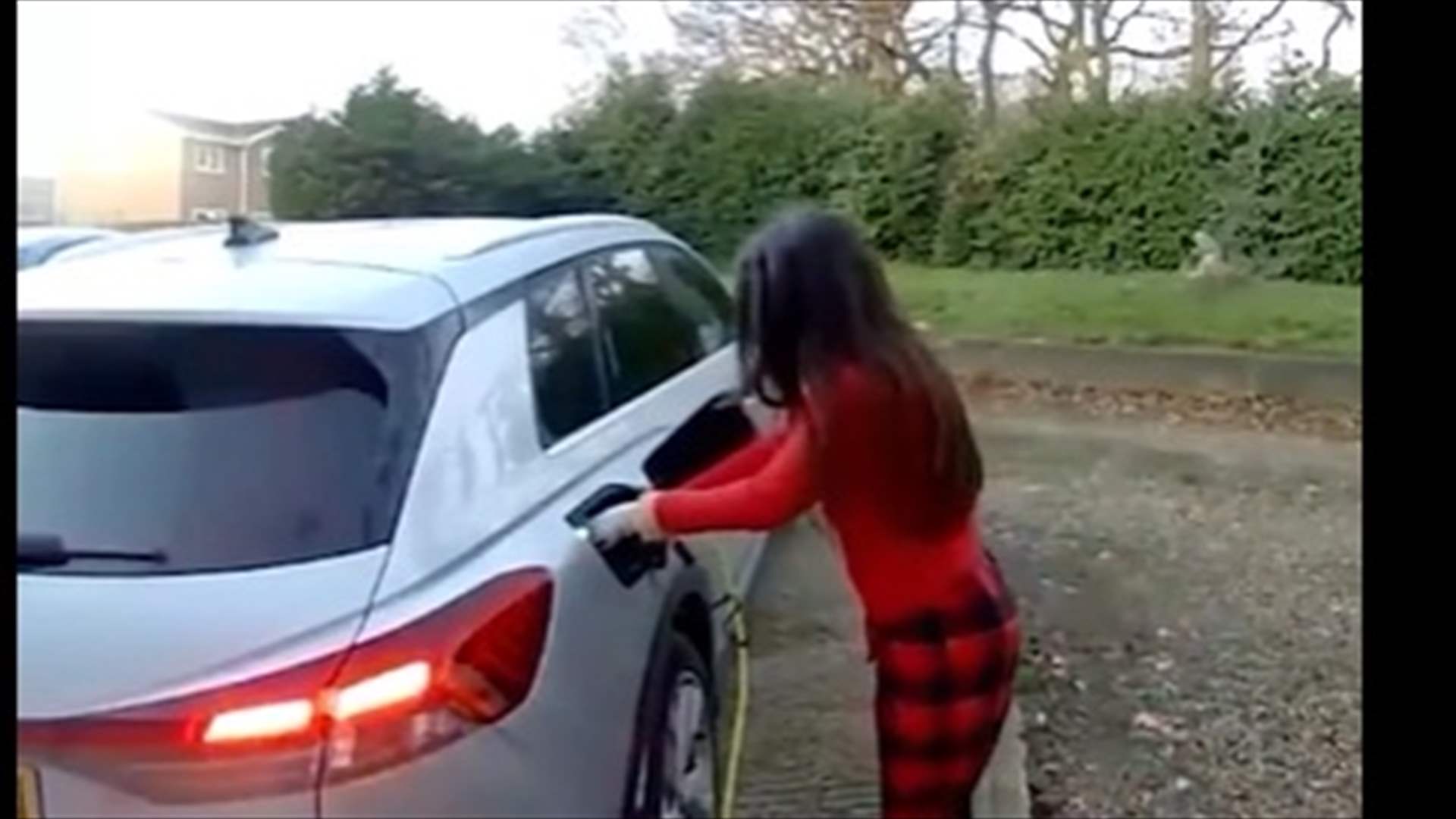 لص زينة العيد يقع في ورطة: مطاردة ببيجاما وسكوتر كهربائي (فيديو)