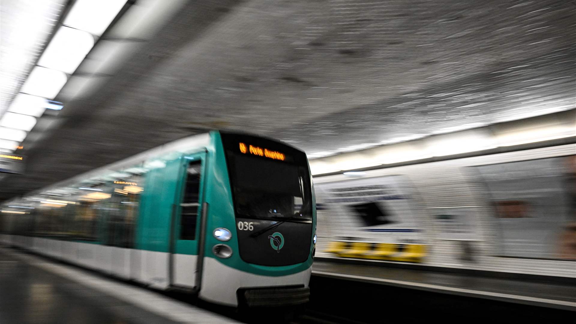 جرح ثلاث نساء في هجمات بسكين في مترو باريس وتوقيف المشتبه به