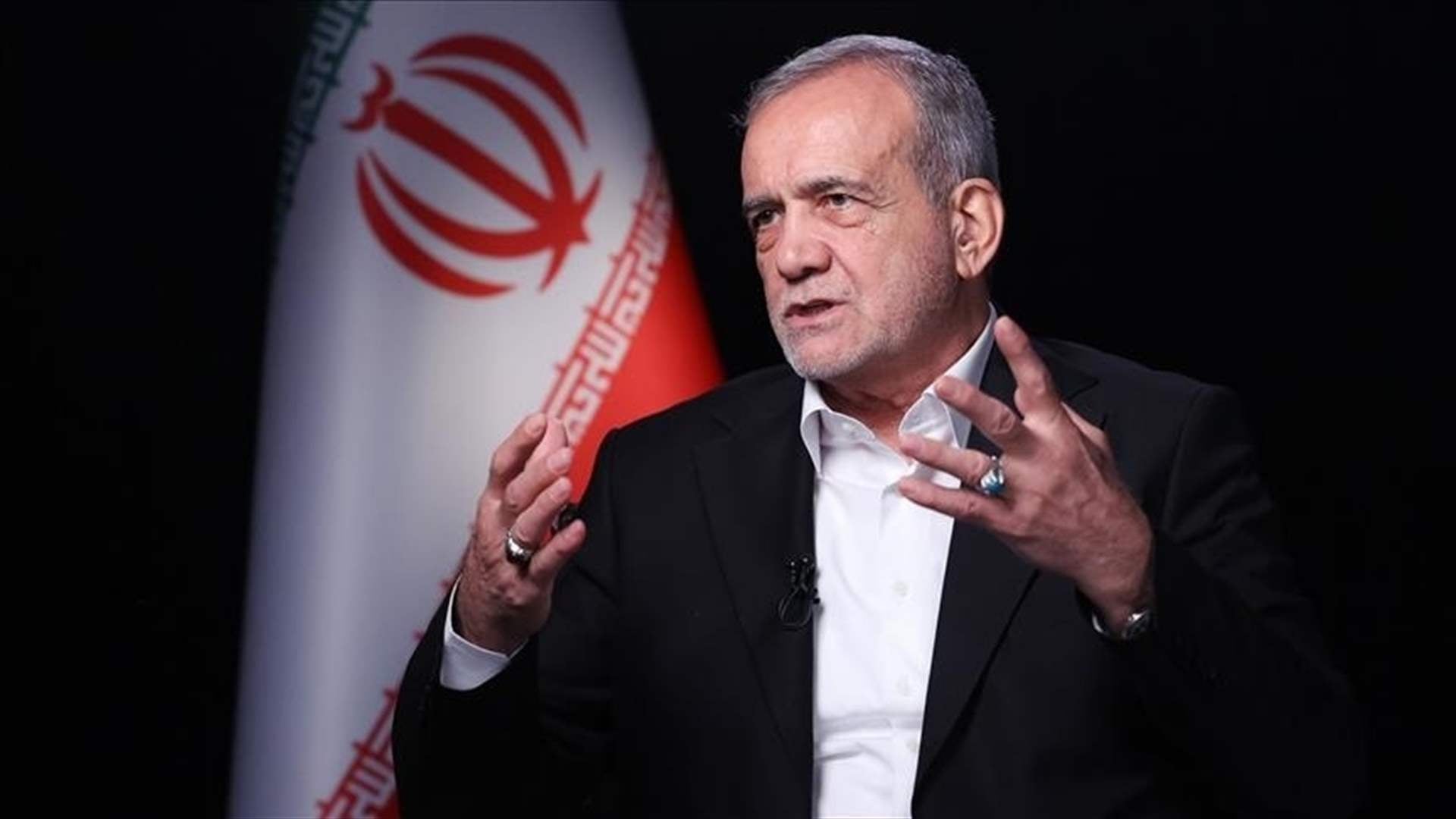 الرئيس الإيراني يقول إن بلاده تواجه "حربا شاملة" تشنها الولايات المتحدة وأوروبا وإسرائيل