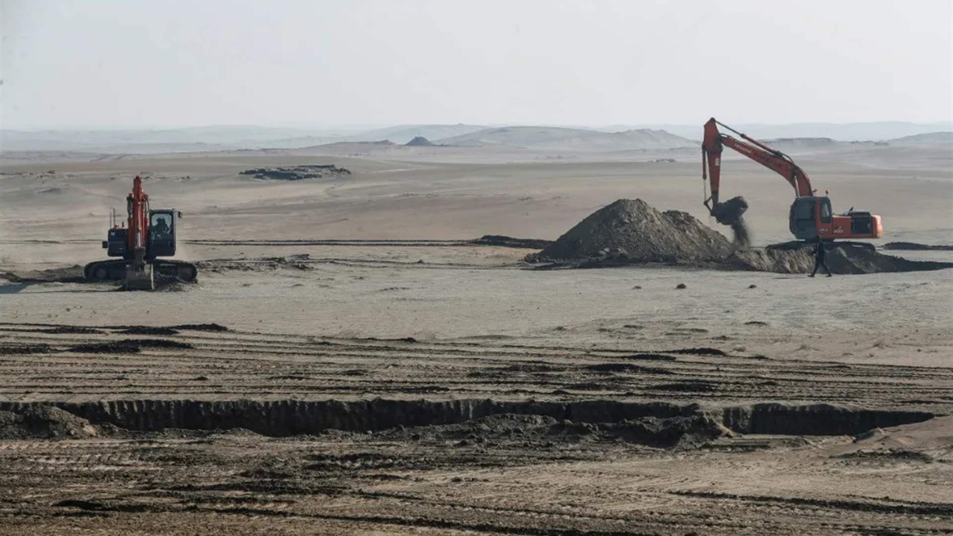 في العراق... الطين يغطي الكثبان لمواجهة العواصف الرملية المتزايدة 