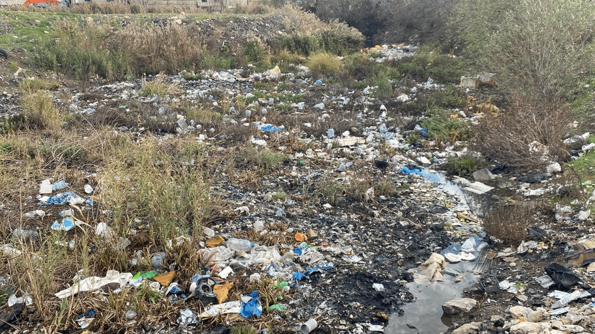 مصلحة الليطاني تنظف النهر ودعت البلديات إلى منع رمي النفايات فيه ومحاسبة المخالفين