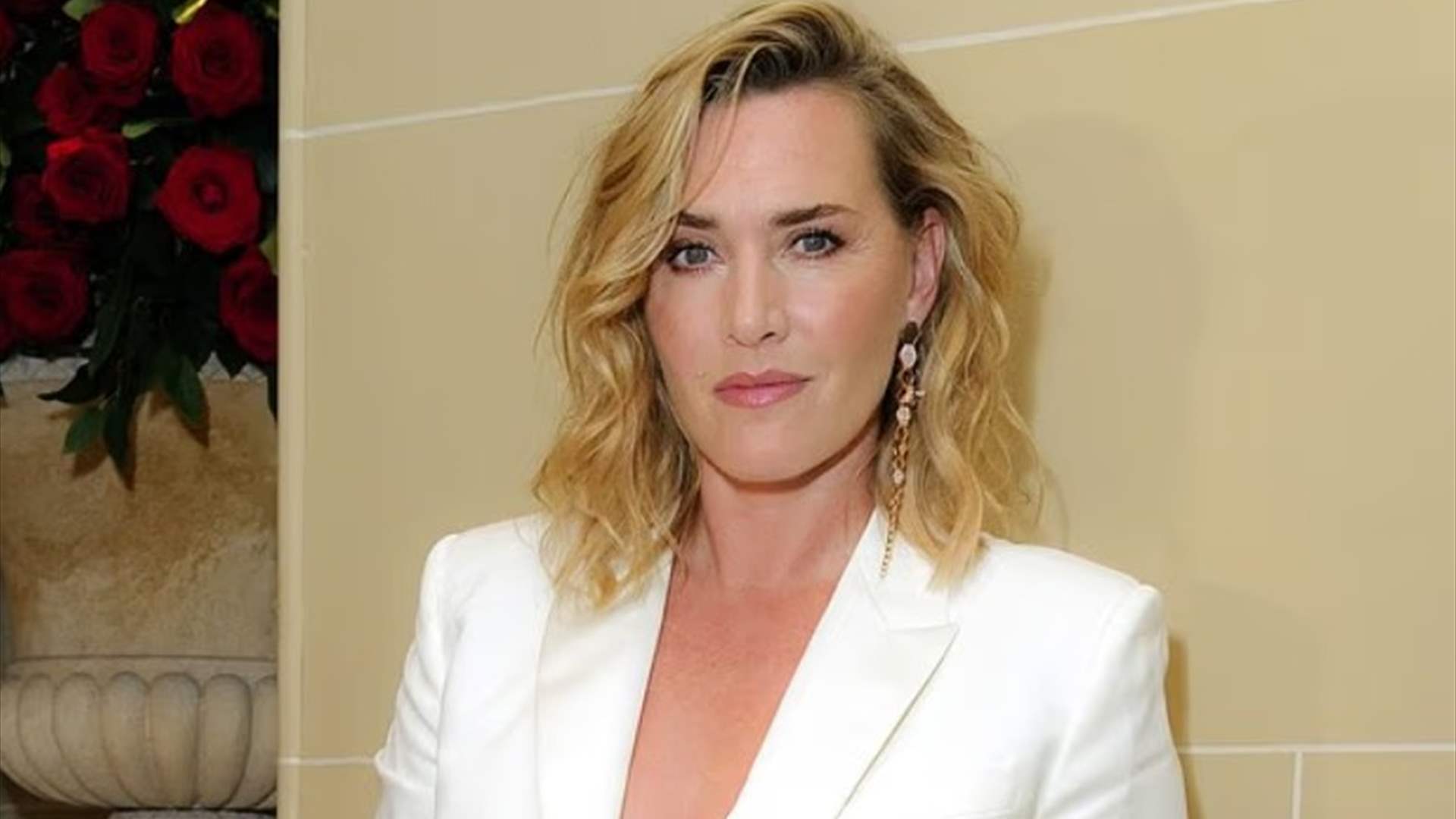 كيت وينسلت تكشف سراً شخصياً لأول مرة: تجاربي العاطفية الأولى كانت مع فتيات... وهذه التفاصيل