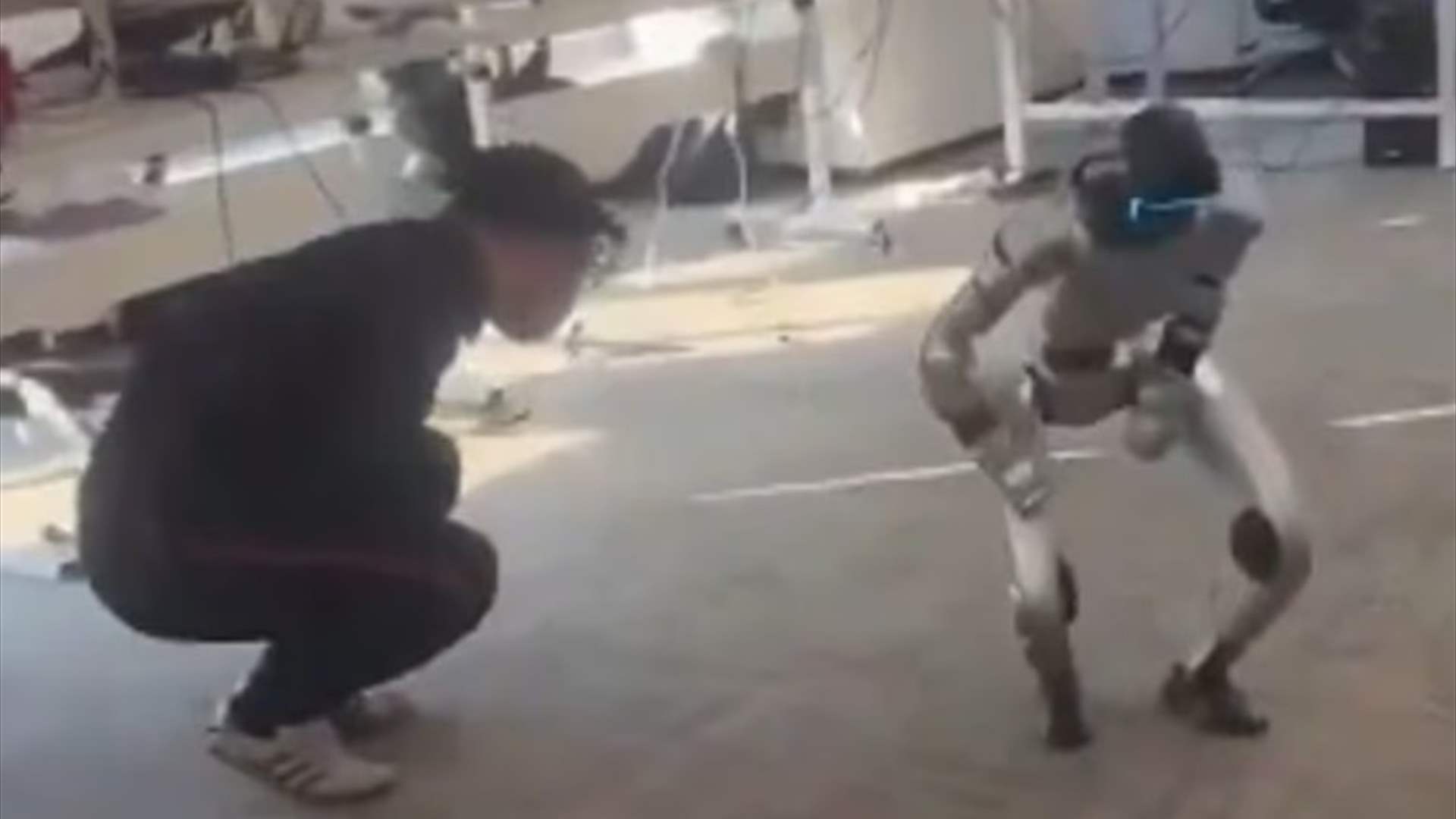 عندما يقلّد الروبوت الإنسان حرفيًا… ركلة غير متوقعة تنتهي بموقف مؤلم ومضحك (فيديو)