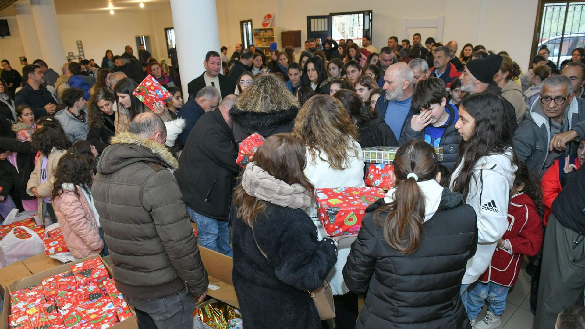 جامعة الروح القدس - الكسليك والرهبانية اللبنانية المارونية توزّعان الهدايا على أطفال الجنوب في مدرسة سيدة البشارة - رميش