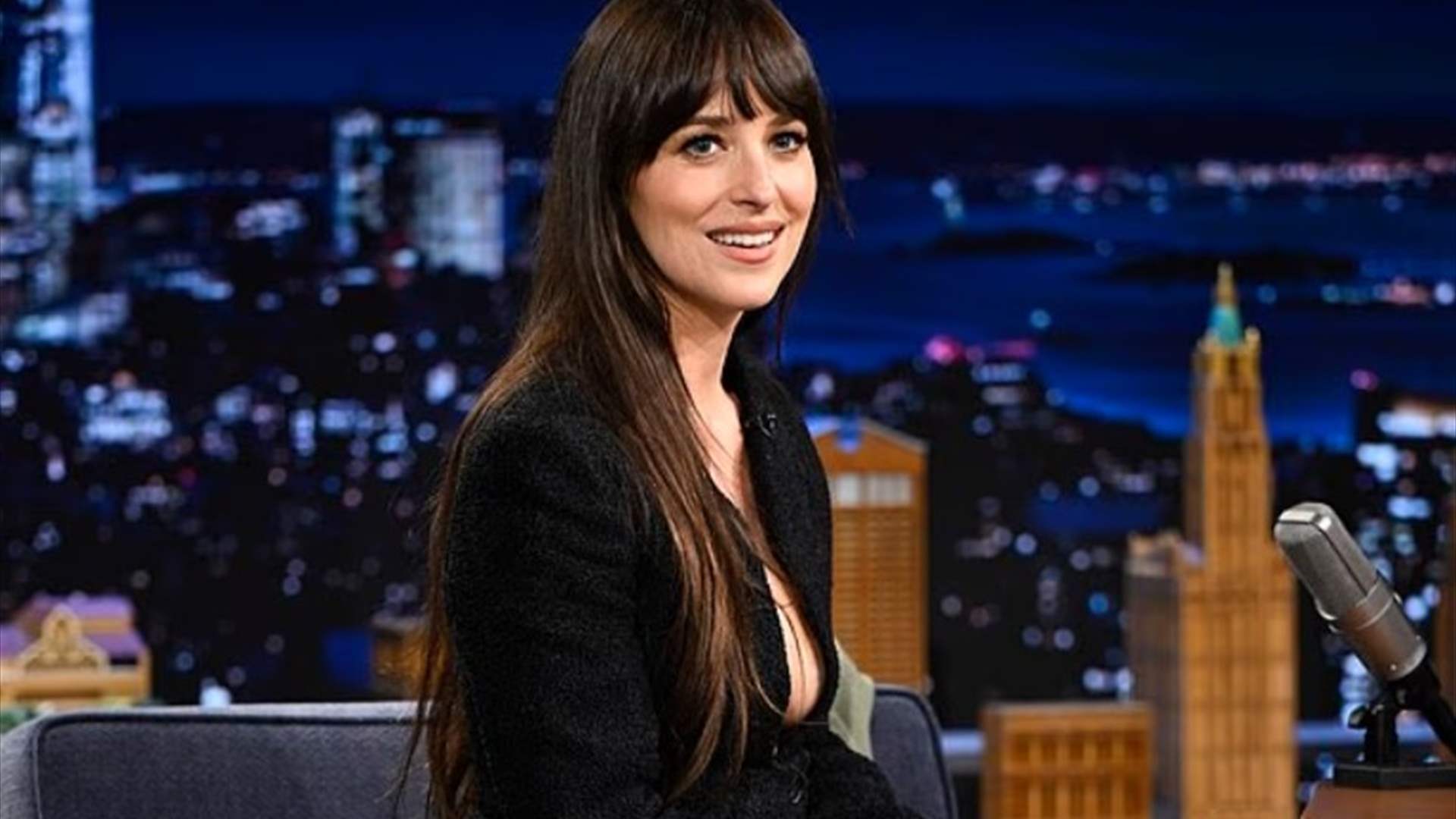 بعد انفصالها عن كريس مارتن… داكوتا جونسون مع موسيقي أصغر سناً في عشاء يثير التساؤلات (صور)