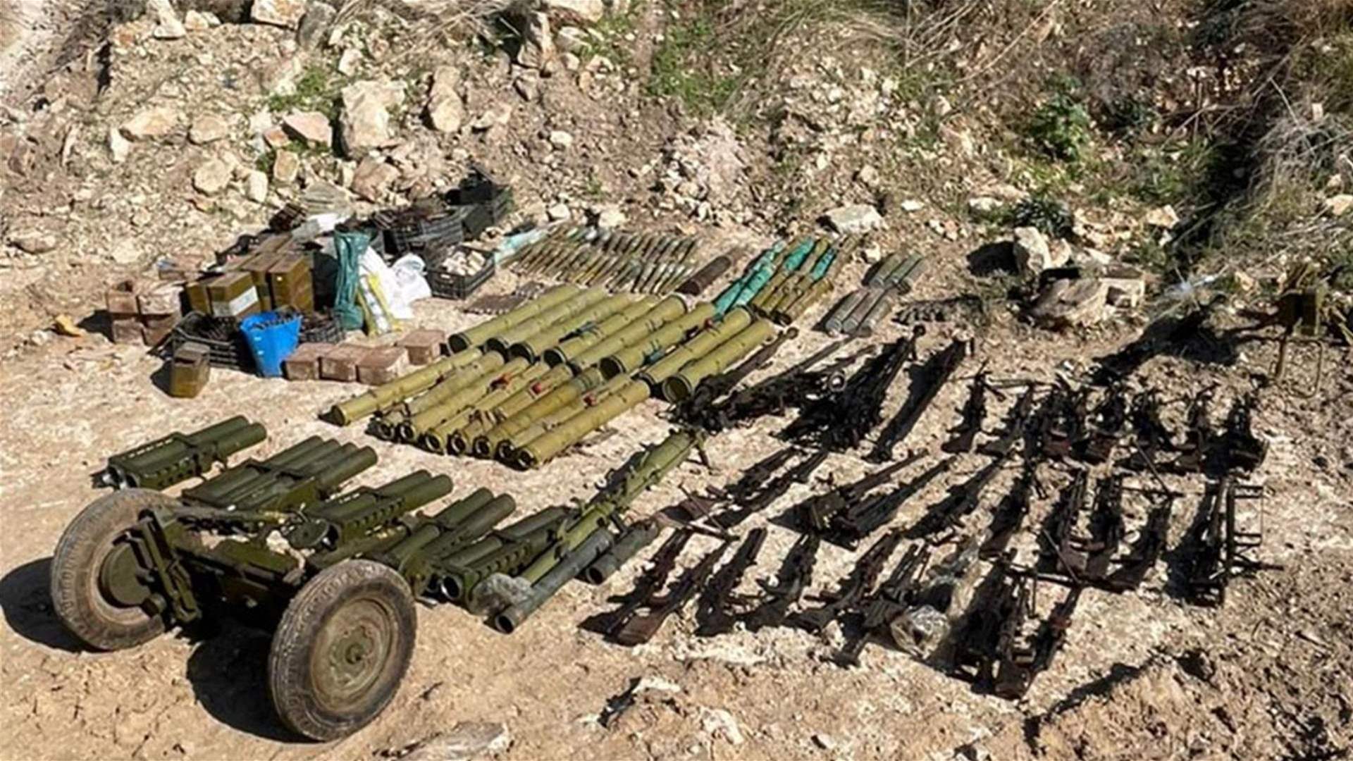 بالصورة - الجيش يتسلُّم كمية من السلاح الفلسطيني من مخيم عين الحلوة