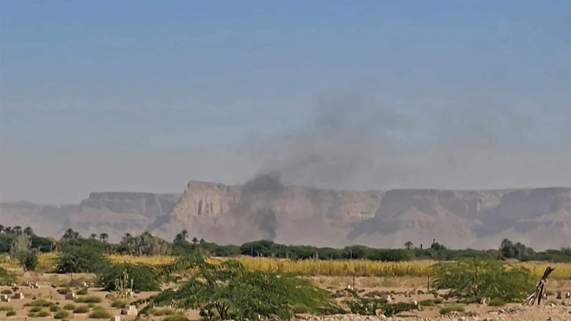 غارات تستهدف مطارا وقاعدة عسكرية في اليمن 