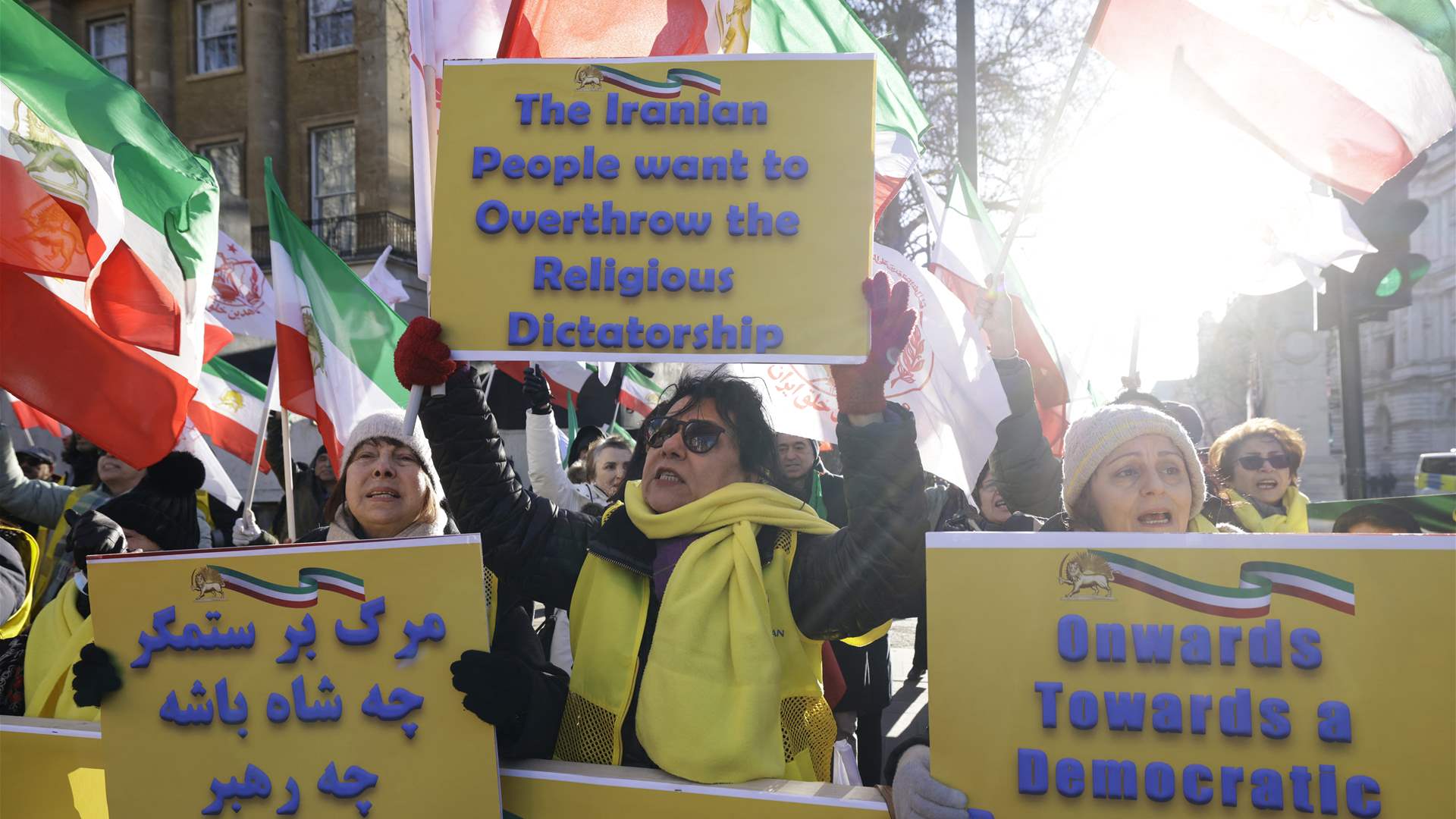 مجموعة من الجالية الإيرانية في لندن تتضامن مع المتظاهرين في إيران