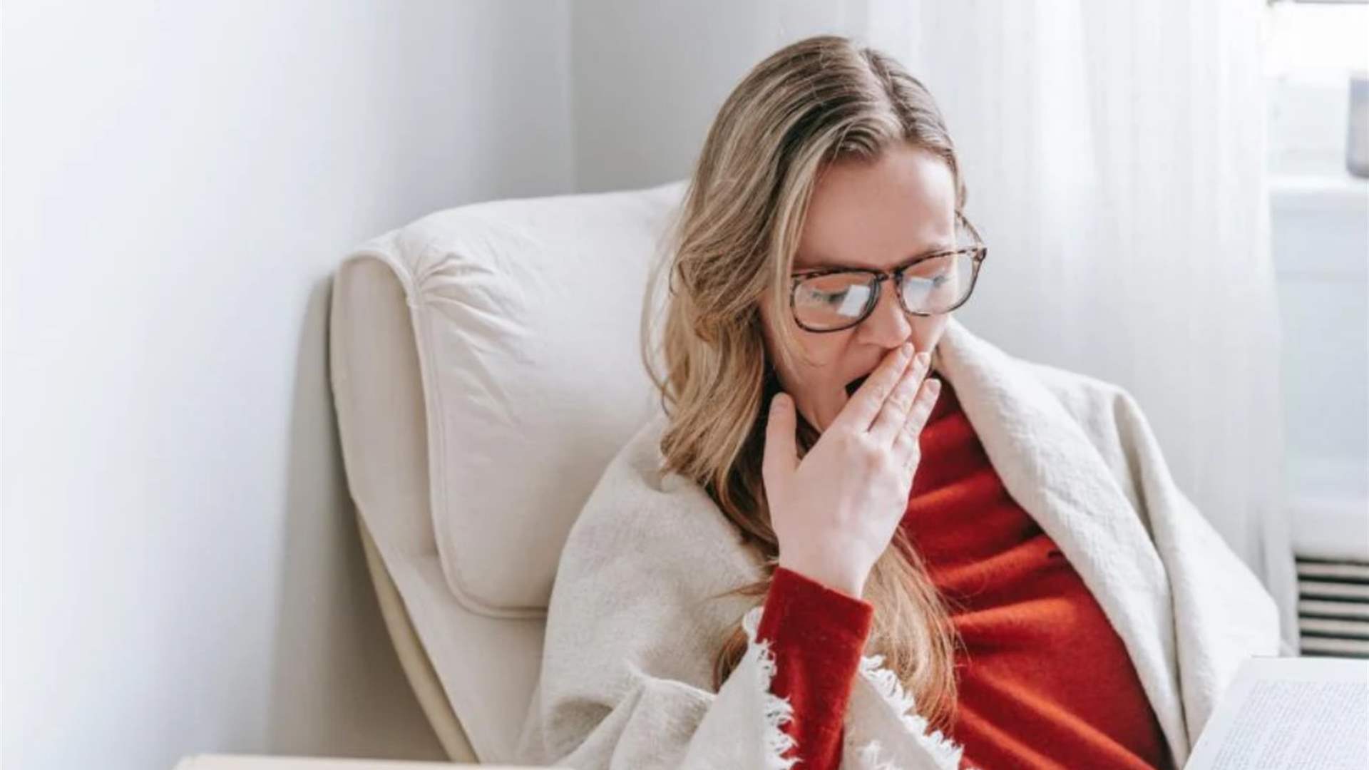 هل تشعرون بالتعب الدائم؟ طبيب يكشف الأسباب ويطلق تحذيرًا