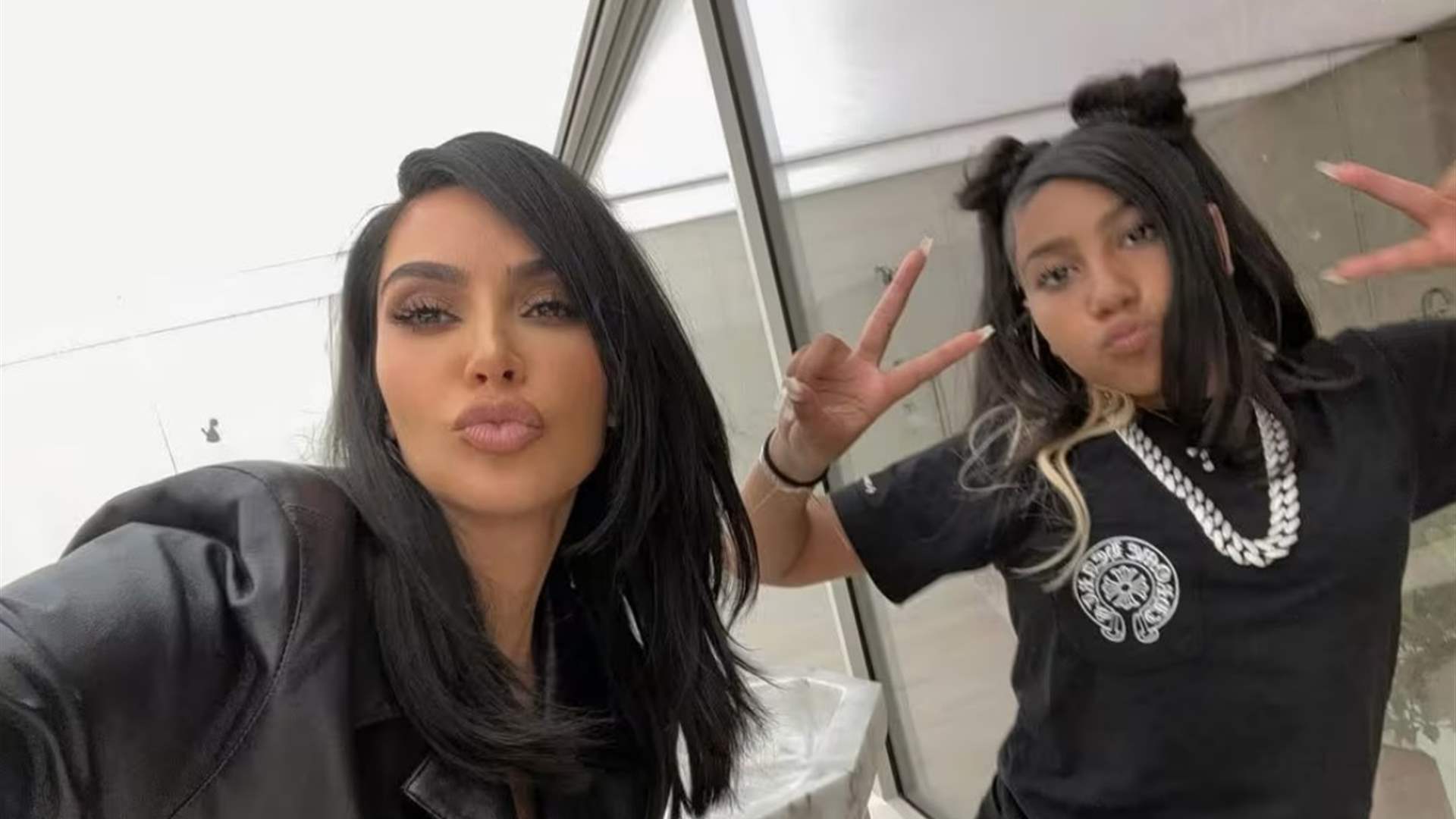 ثقب في الأنف وأسنان سوداء وشعر أزرق… نورث ويست تفاجئ المتابعين بإطلالة غير مألوفة (صور)