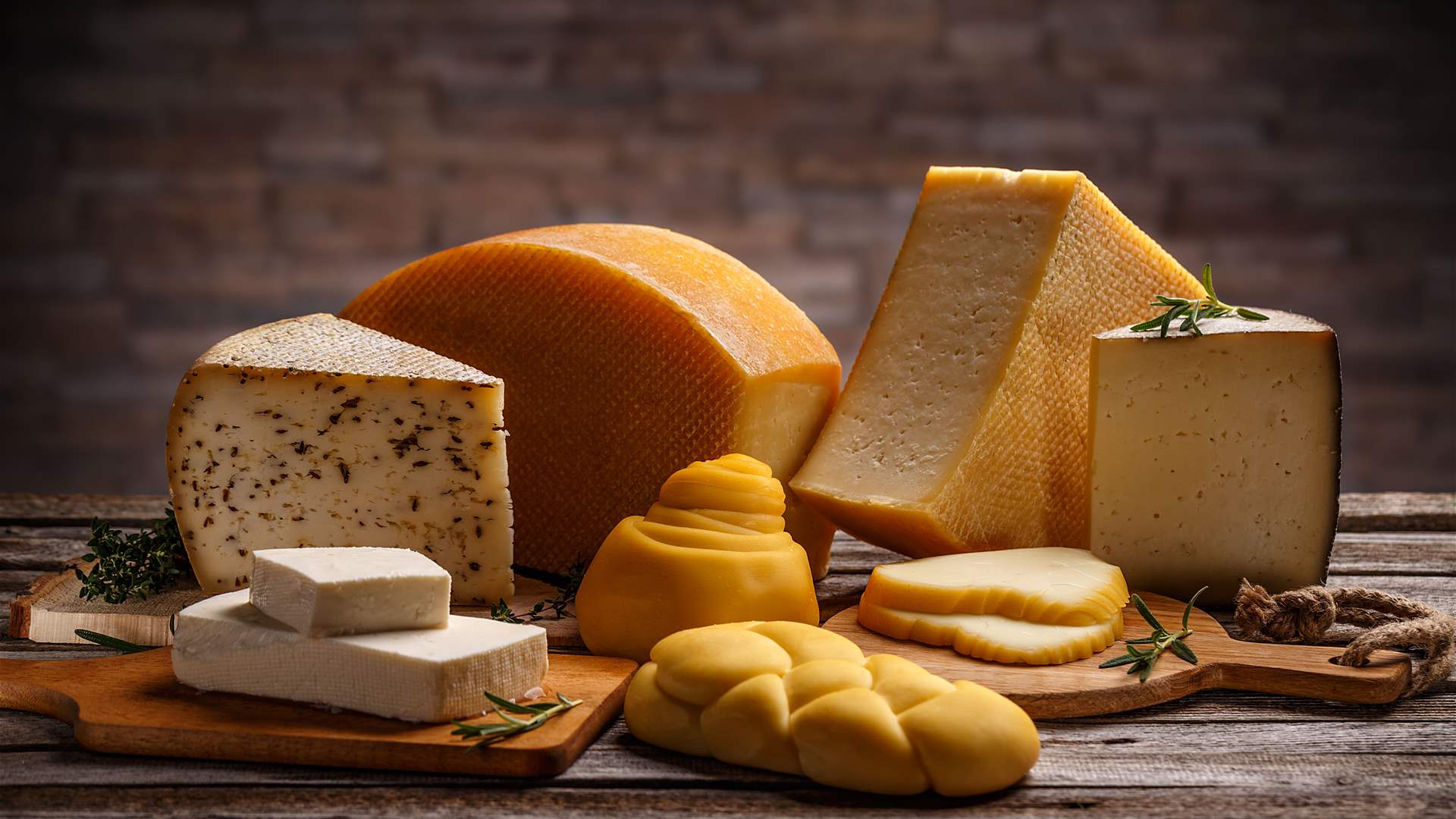 قام بصنع الجبن في فناء منزله الخلفي... رجل يثير جدلاً في أستراليا وهذه قصته!