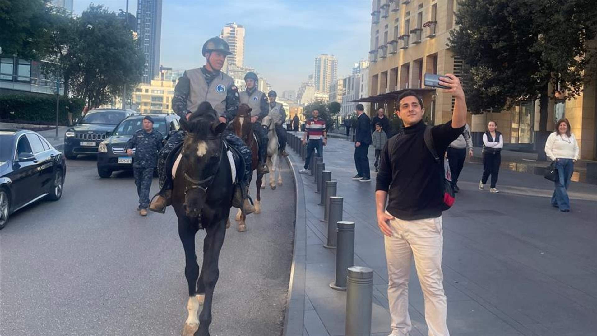 بالصور - تسيير دوريات من سرية الخيالة في بيروت